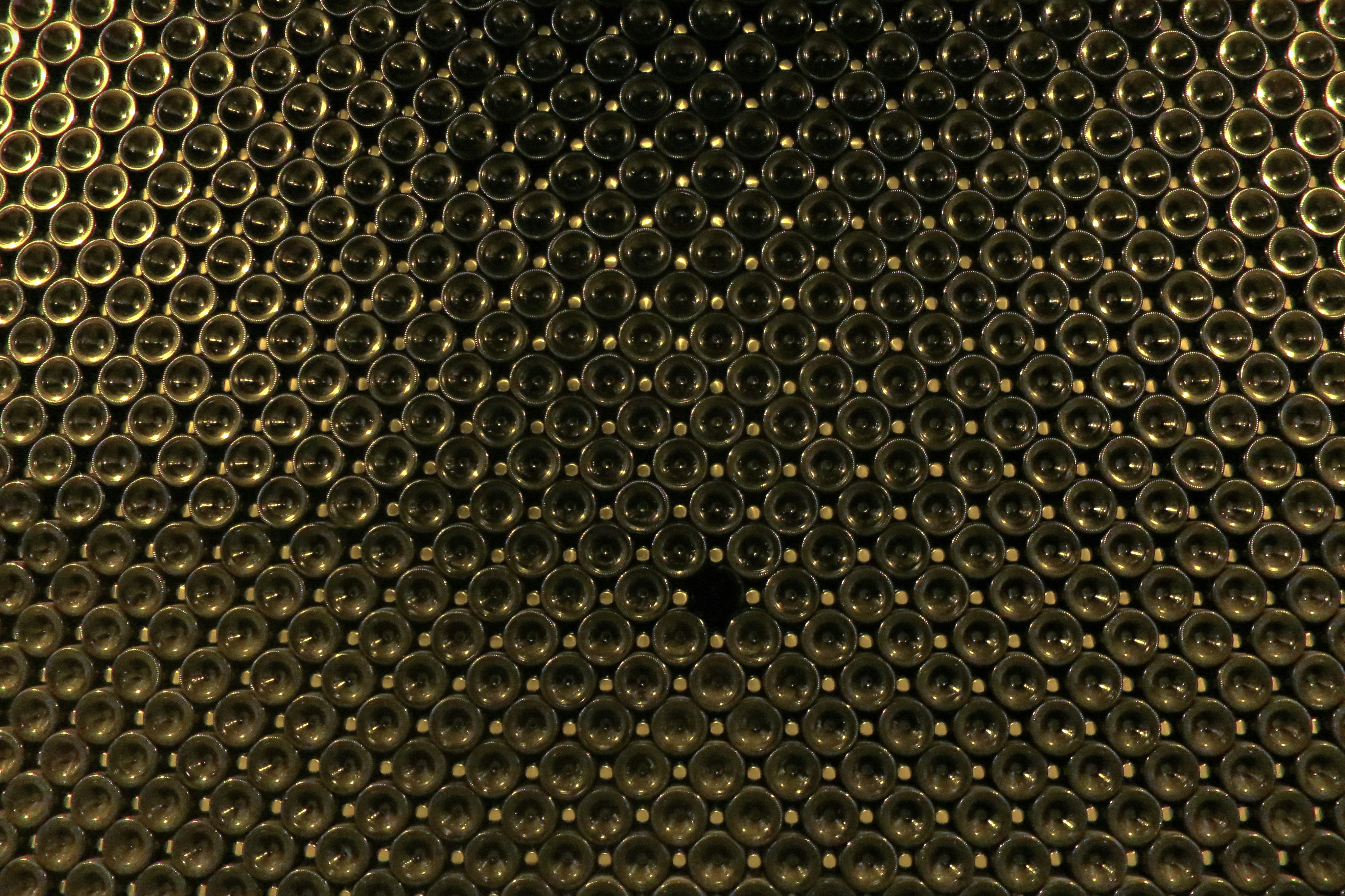 Cancelación activa de ruido a través de estructuras metamateriales de superficie acústica multimodal para la acústica del habitáculo del vehículo