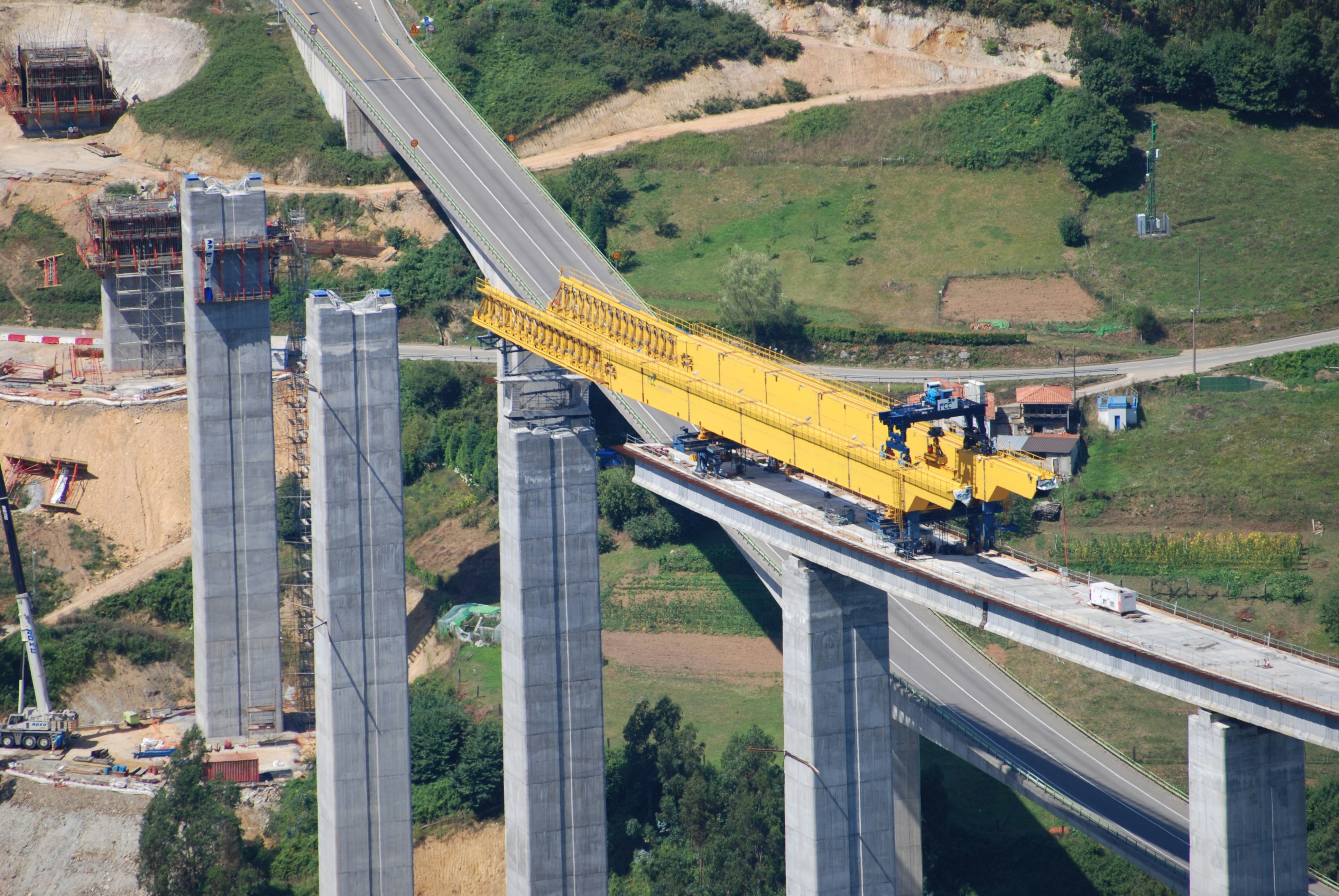 MAPF Óptimo y Escalable mediante Transporte Óptimo Multi-Marginal y Puentes de Schrödinger