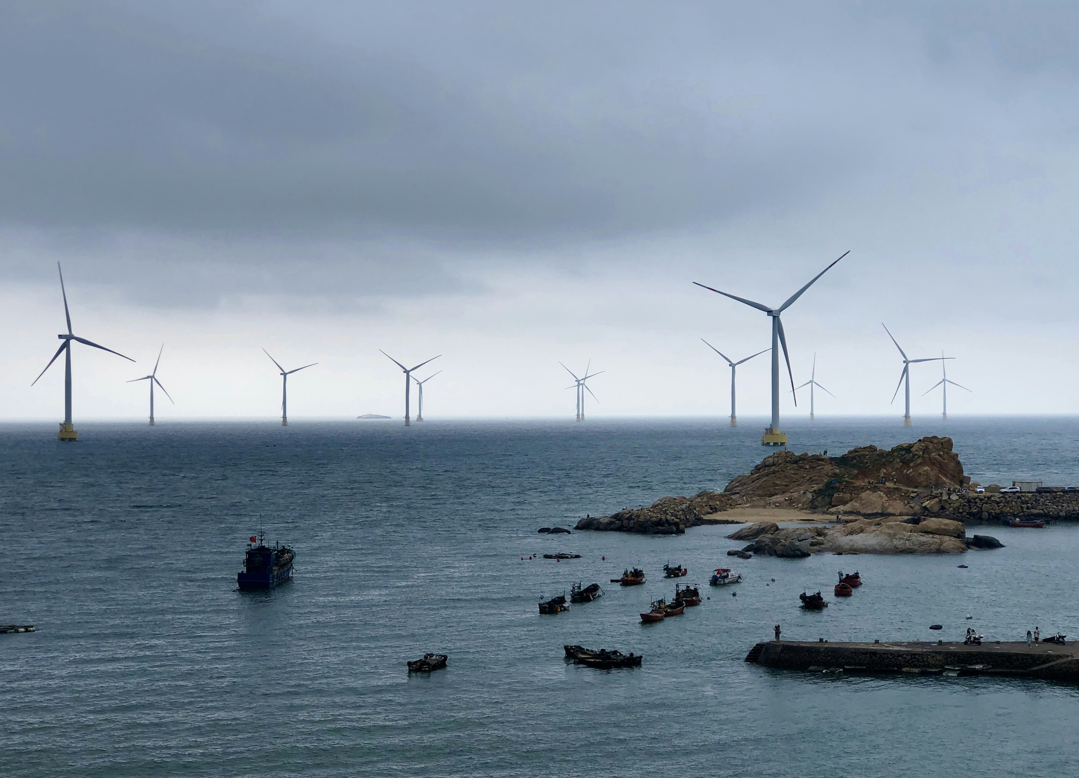 Previsión de energía eólica marina entre dominios: Aprendizaje de transferencia a través de clústeres meteorológicos