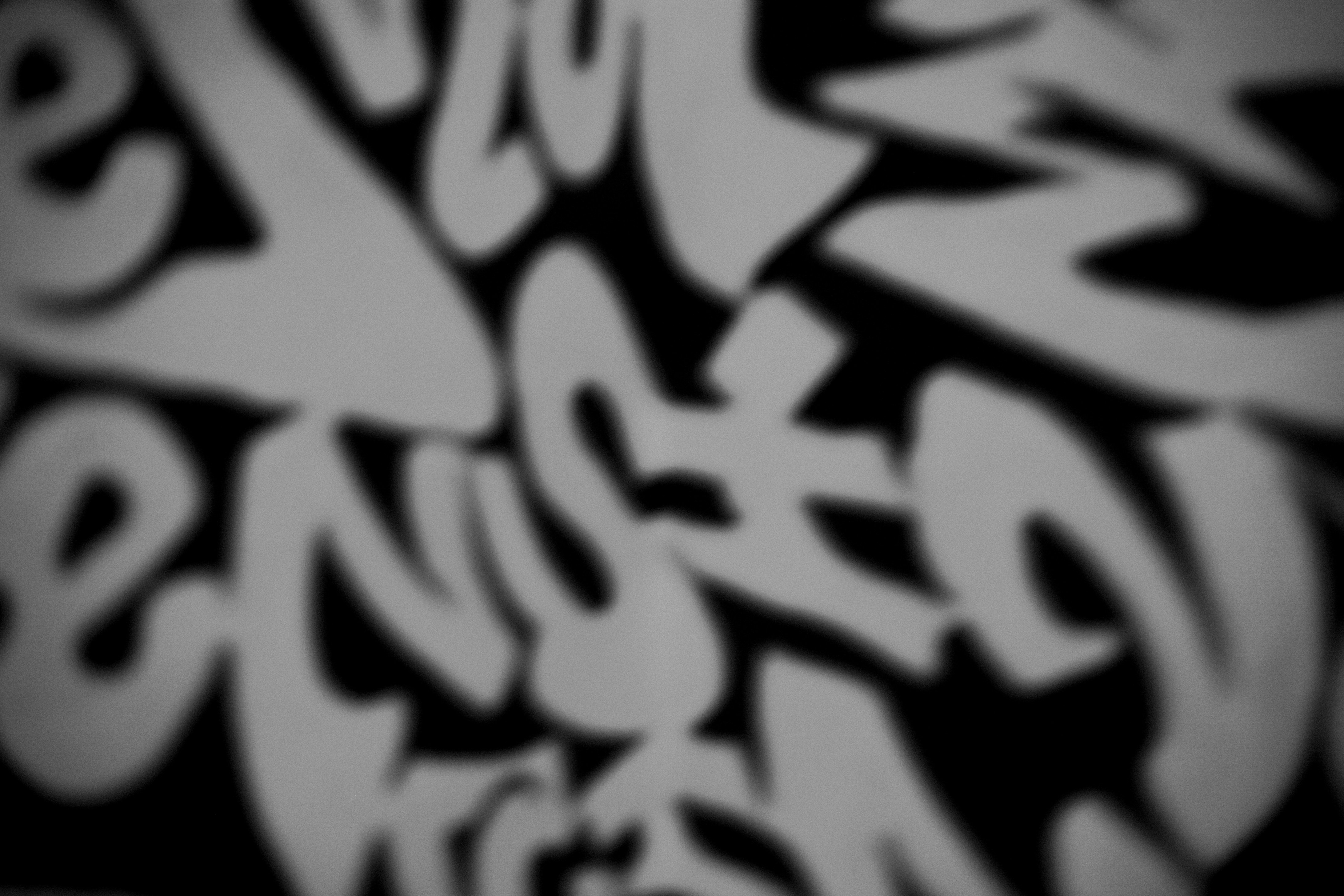 ACE: Edición de Conocimientos Controlada por Atribución para la Recuperación Factual en Múltiples Pasos