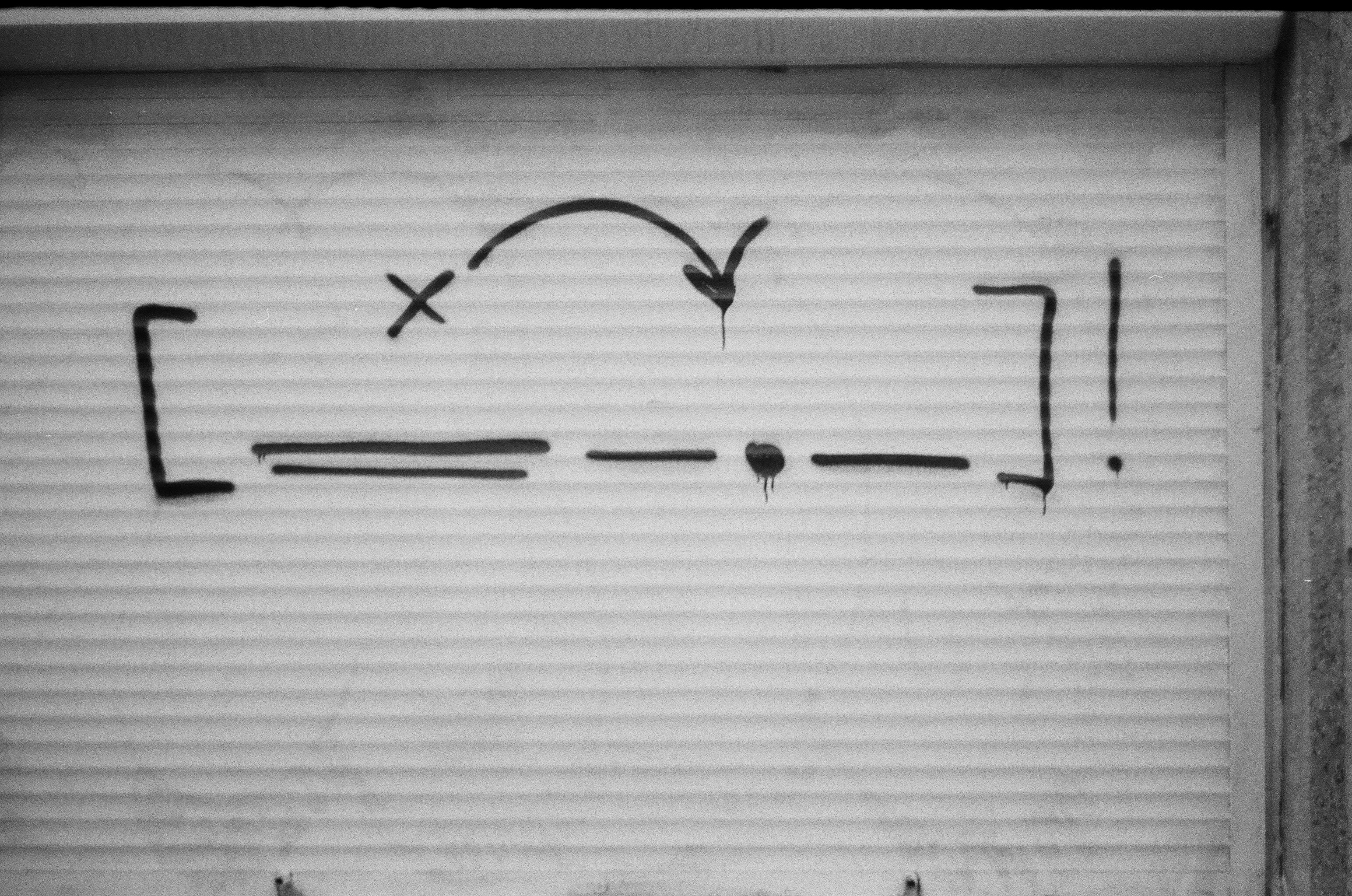 ¿Con qué frecuencia se actualiza el servicio de refactorización de código heredado para seguridad?