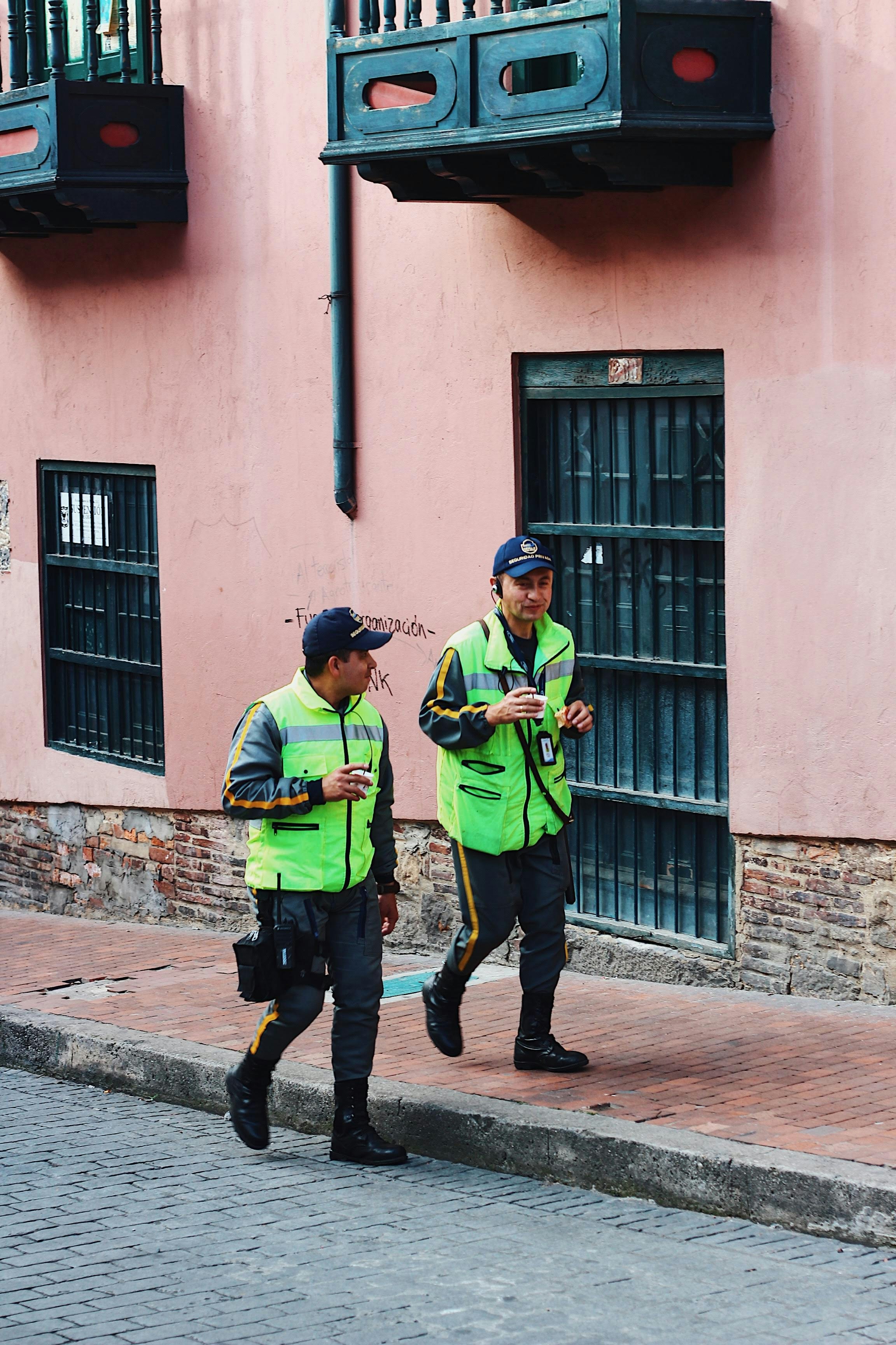 Búsqueda de vecinos cercanos (ponderada) adaptativa por radio: Evaluación para posicionamiento basado en huellas dactilares de WiFi