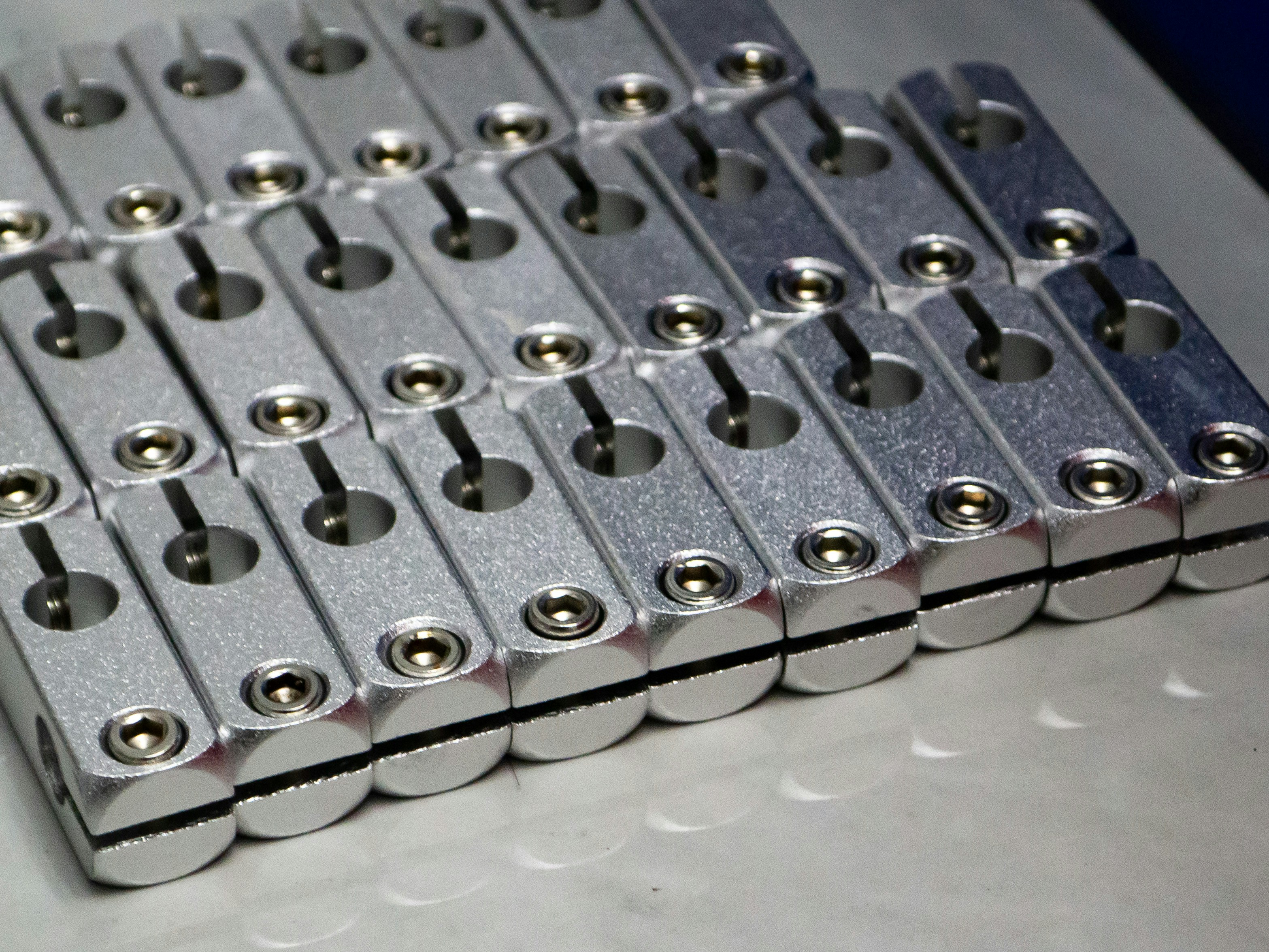 Fusión de datos multimodal para el cribado de materiales de baterías anódicas sin límite de alta intensidad