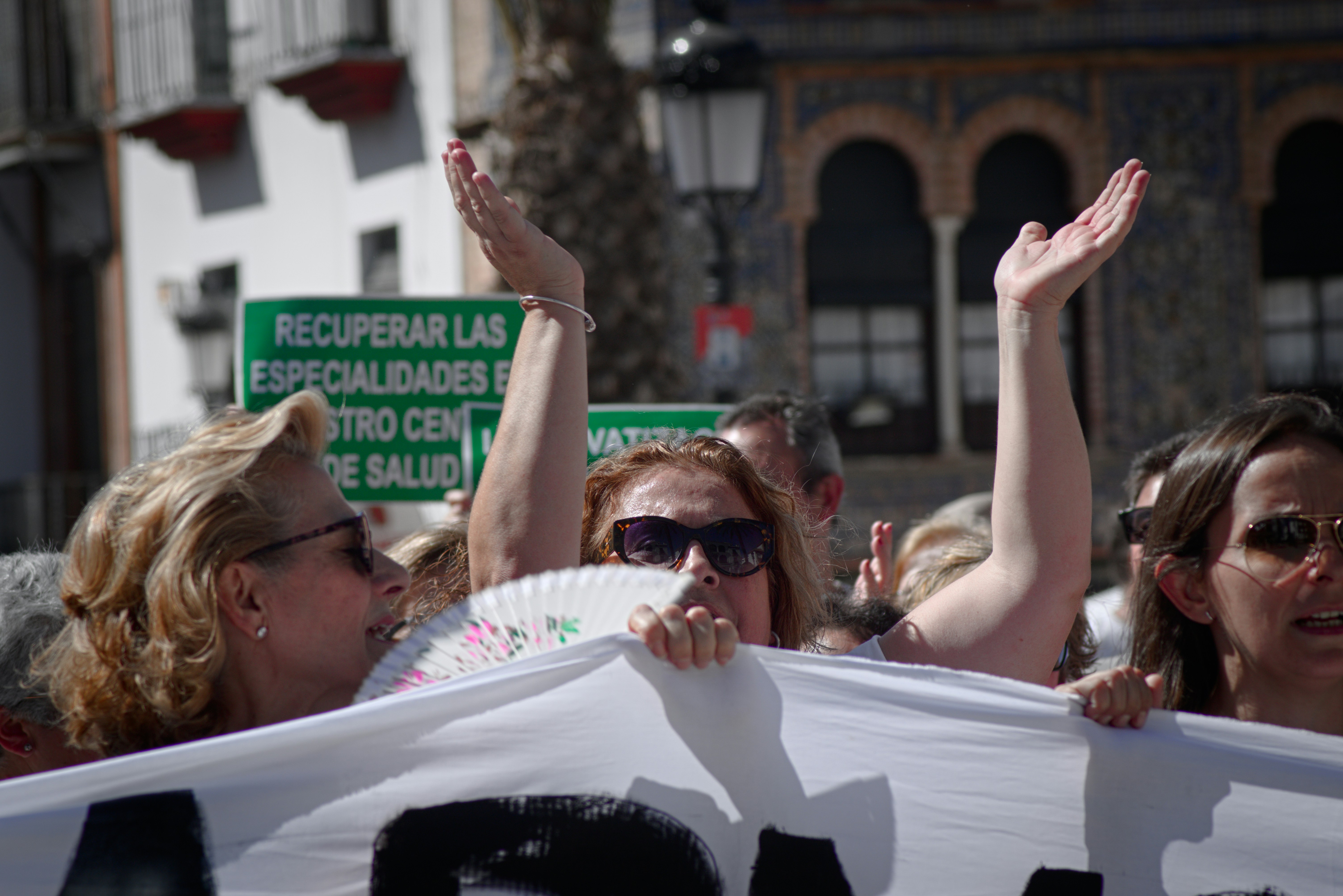 Manipulación Multi-Modal a través del Consenso de Políticas Multi-Modal