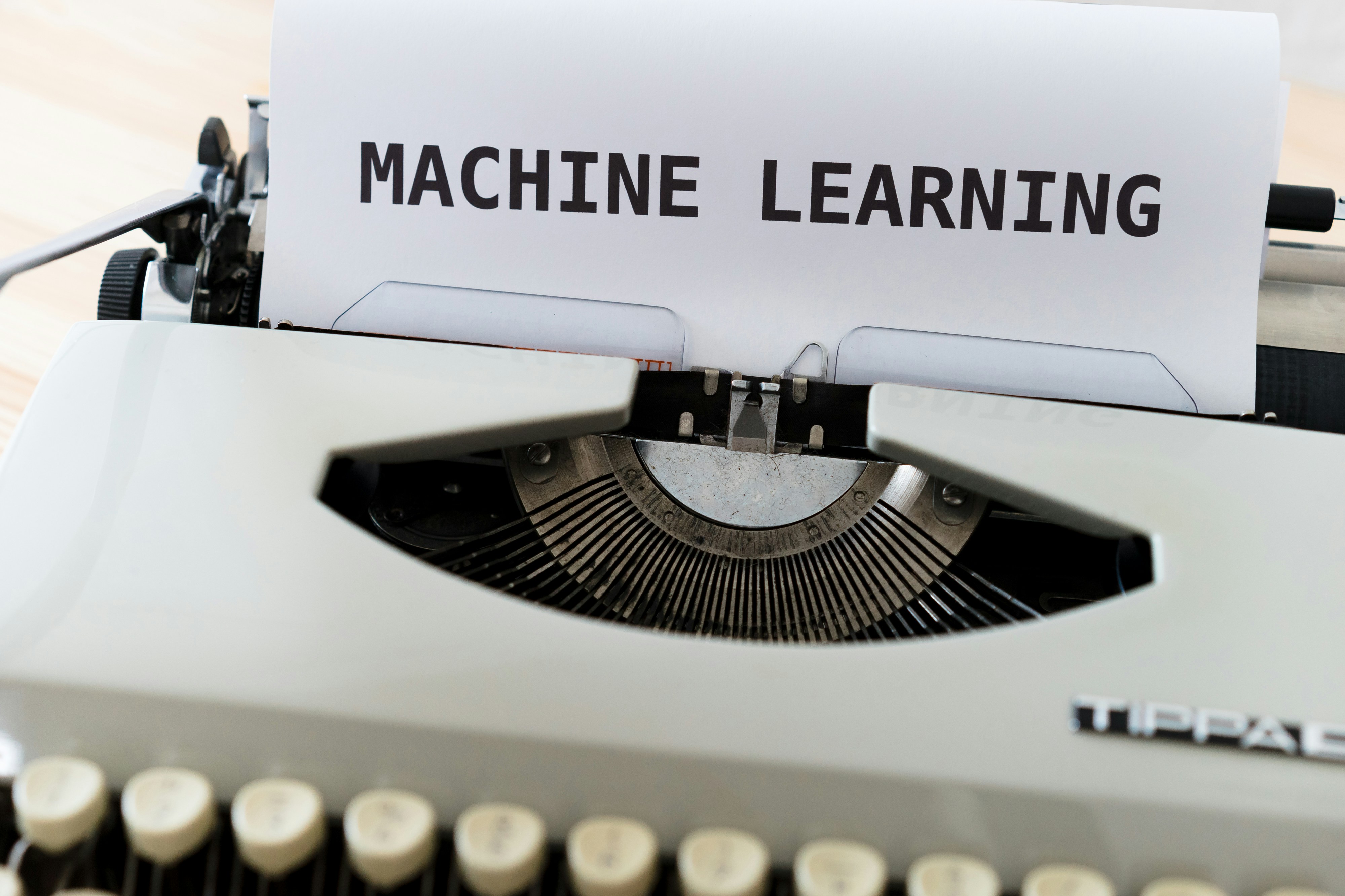 Lanza Thinking Machines Tinker: una API de entrenamiento a bajo nivel que abstracte la fine-tuning distribuida en LLM sin esconder las reglas