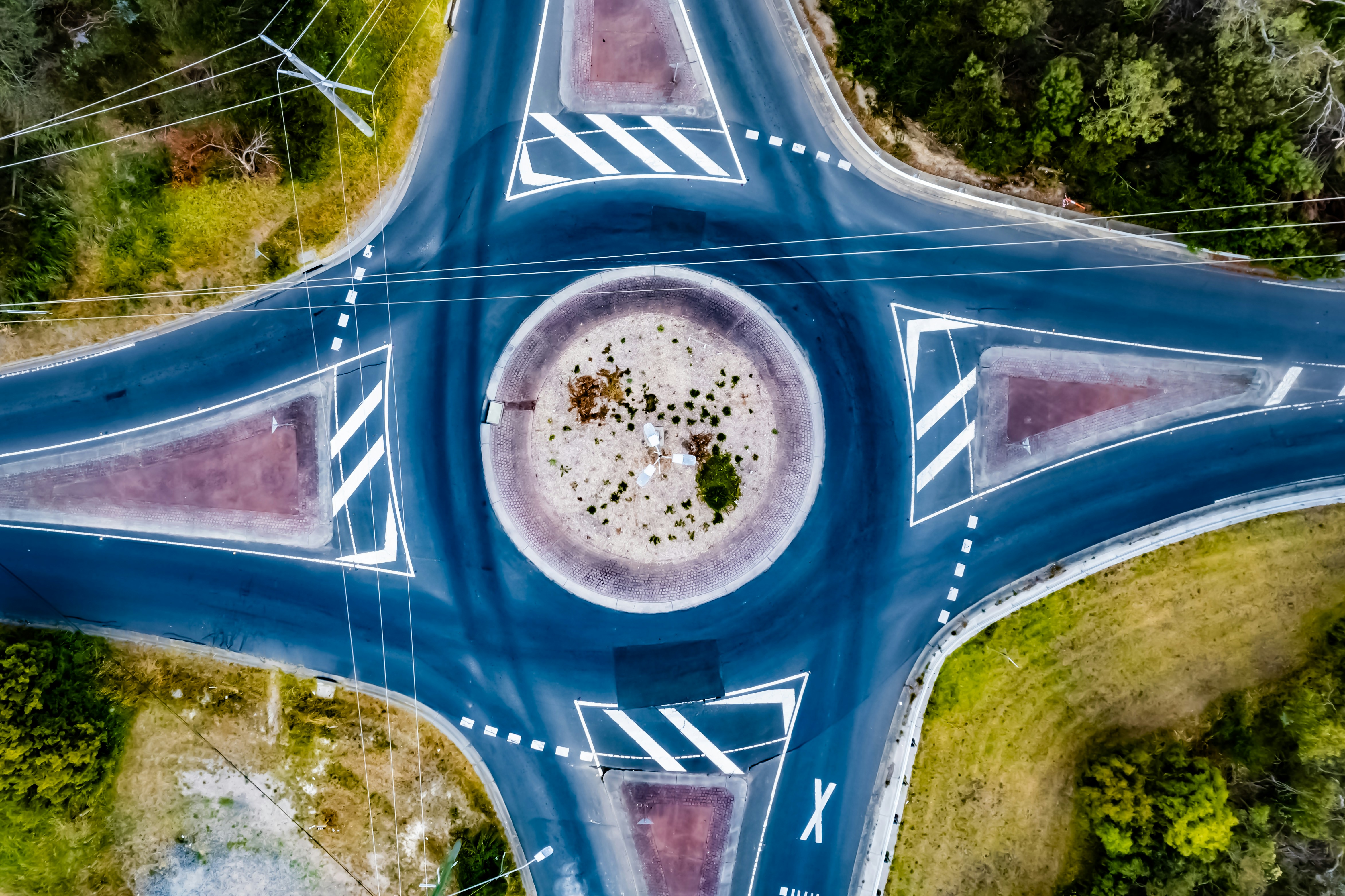 Cómo diseñar un sistema estratégico de datos e infraestructura multiagente autónomo utilizando modelos Qwen ligeros para inteligencia de pipeline eficiente?