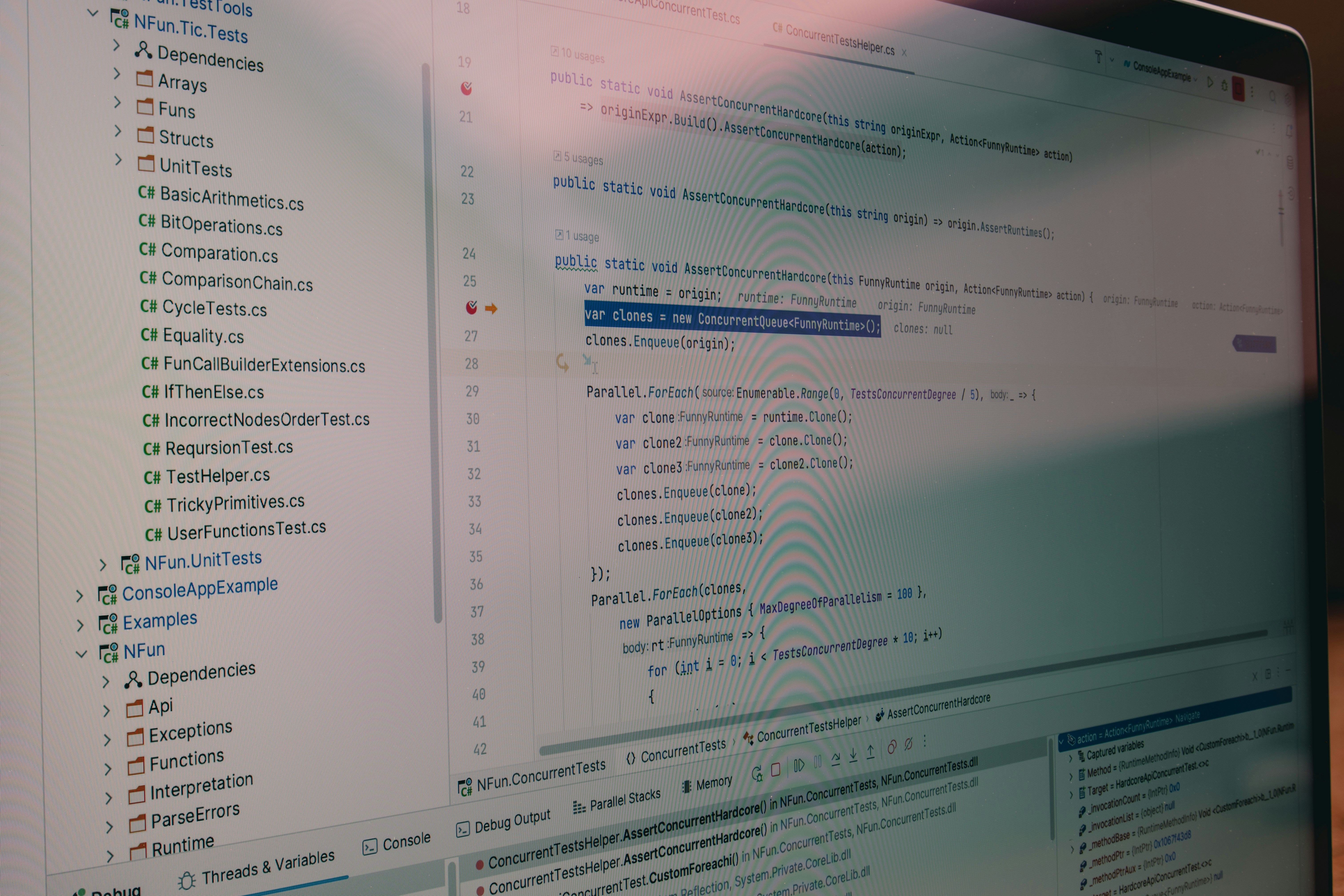 ¿Cómo puedo estimar el costo total de reemplazar el software obsoleto con una solución personalizada?