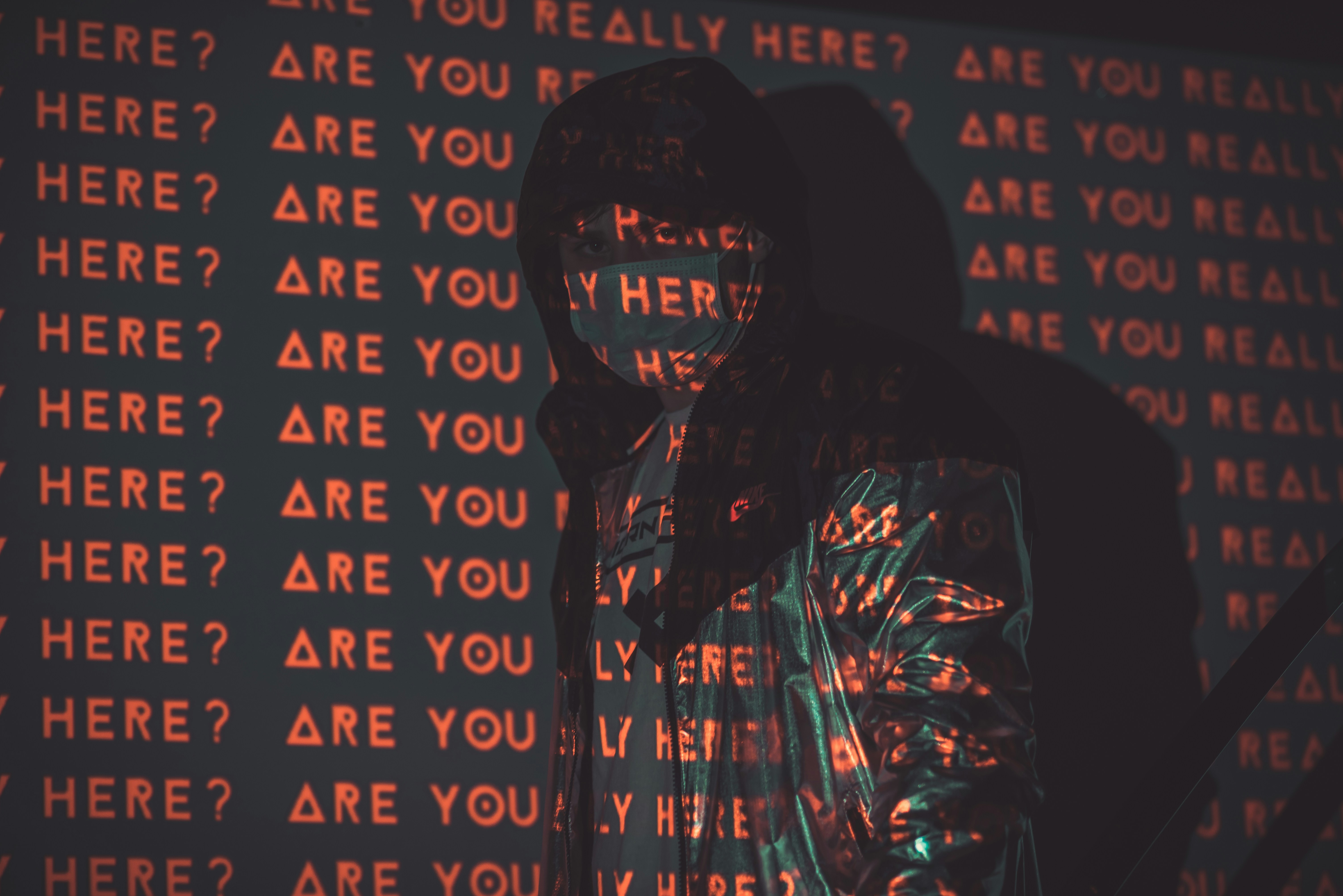 ¿Existen costos ocultos o recurrentes con la IA para el análisis de conversaciones?