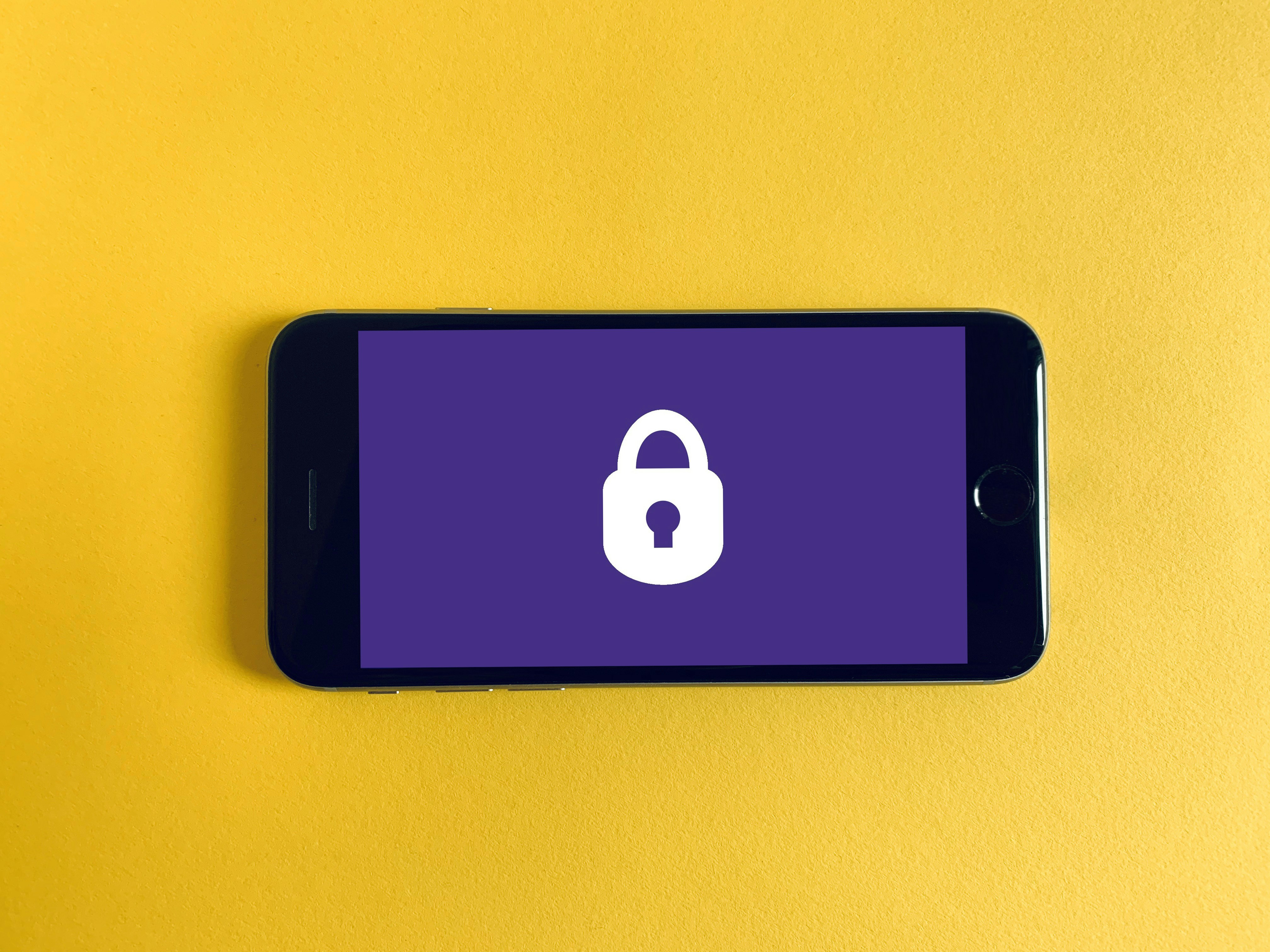 Almacenamiento de datos inseguro en iOS: riesgos, ejemplos, y implementación segura