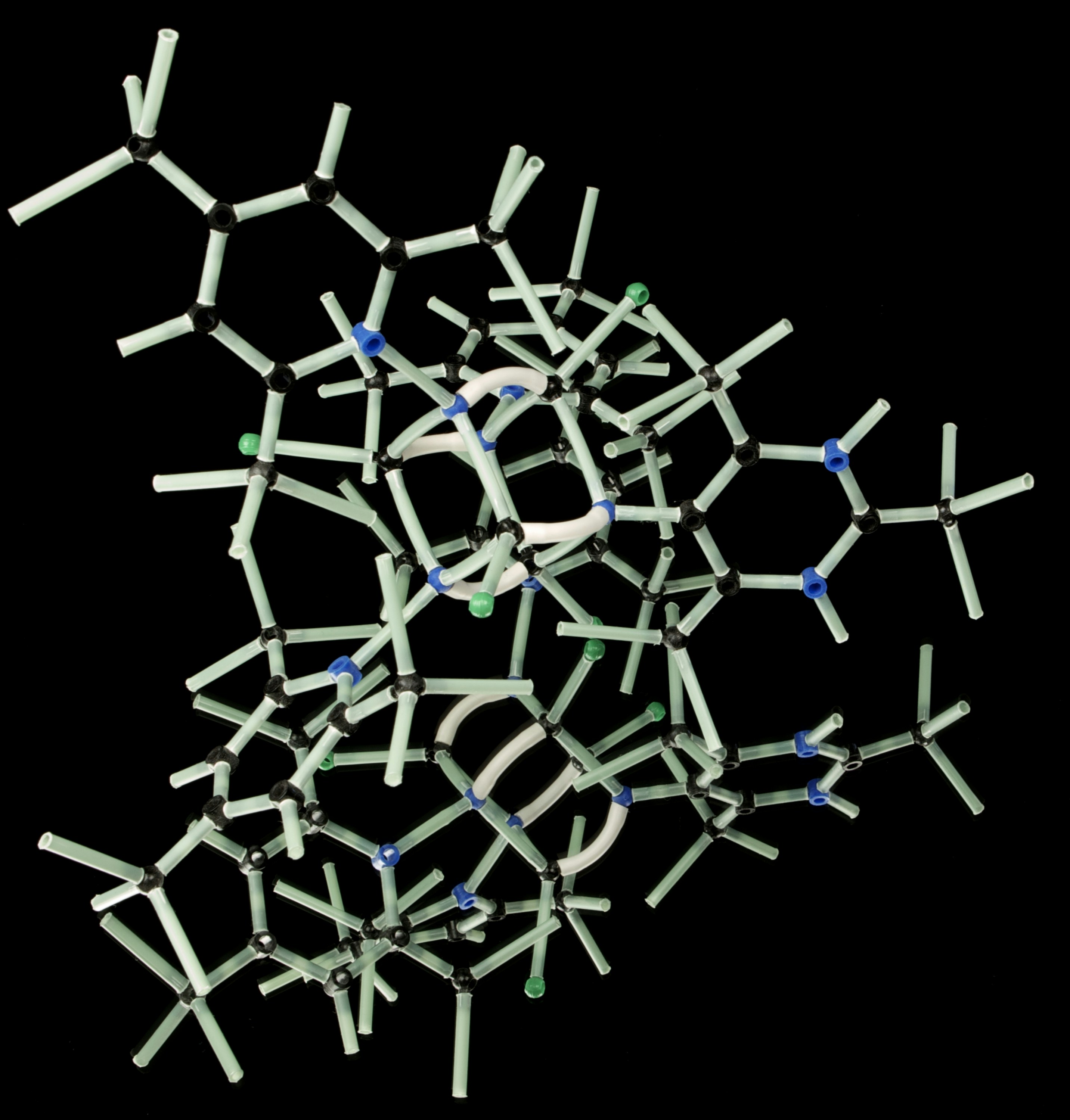 Optimización de flujo restringido: ajuste fino secuencial en diseño molecular