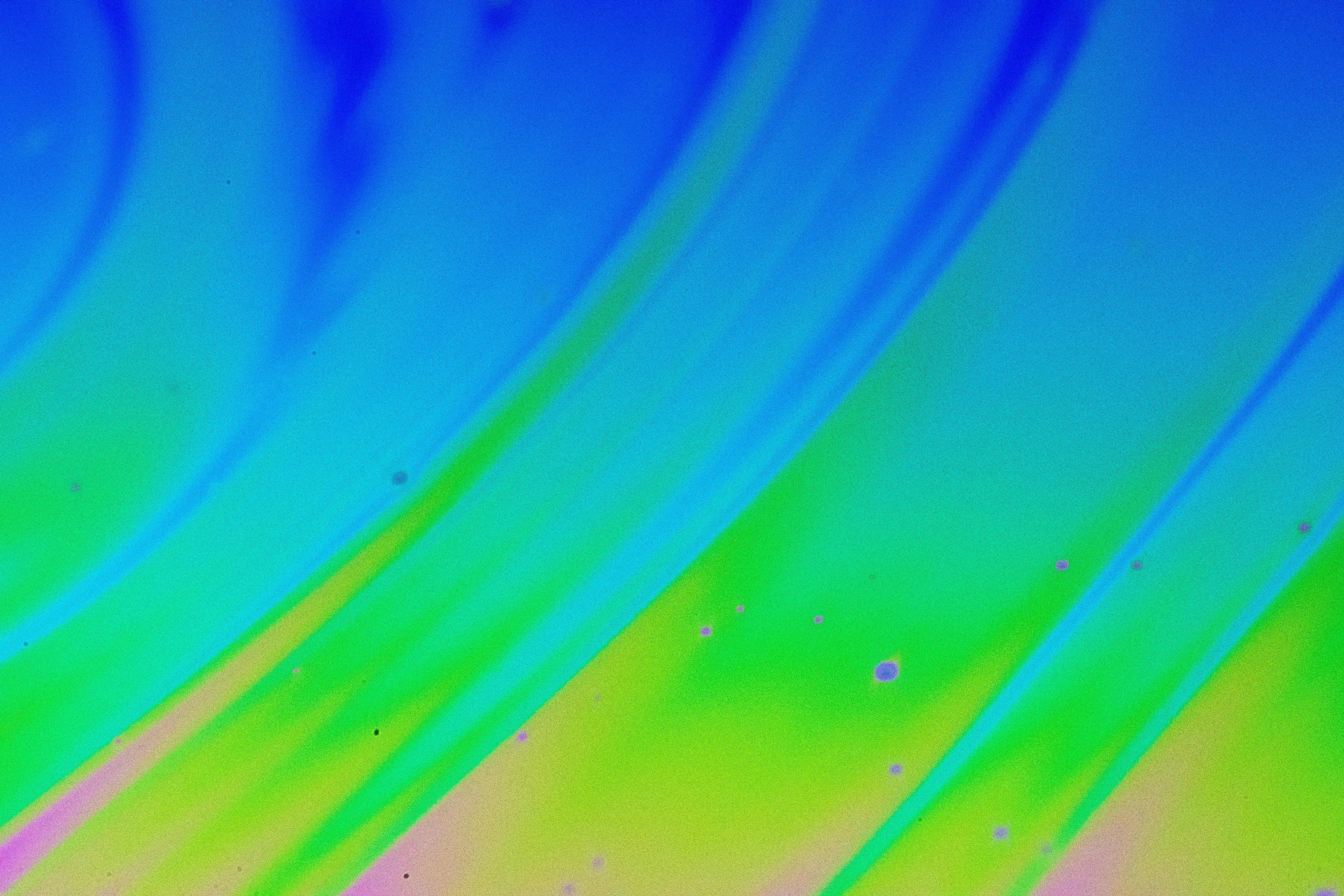 Enhanced Anti-Reflection Coating Design a través del Descenso por Gradiente Estocástico en la Optimización de Nanostructura Paramétrica