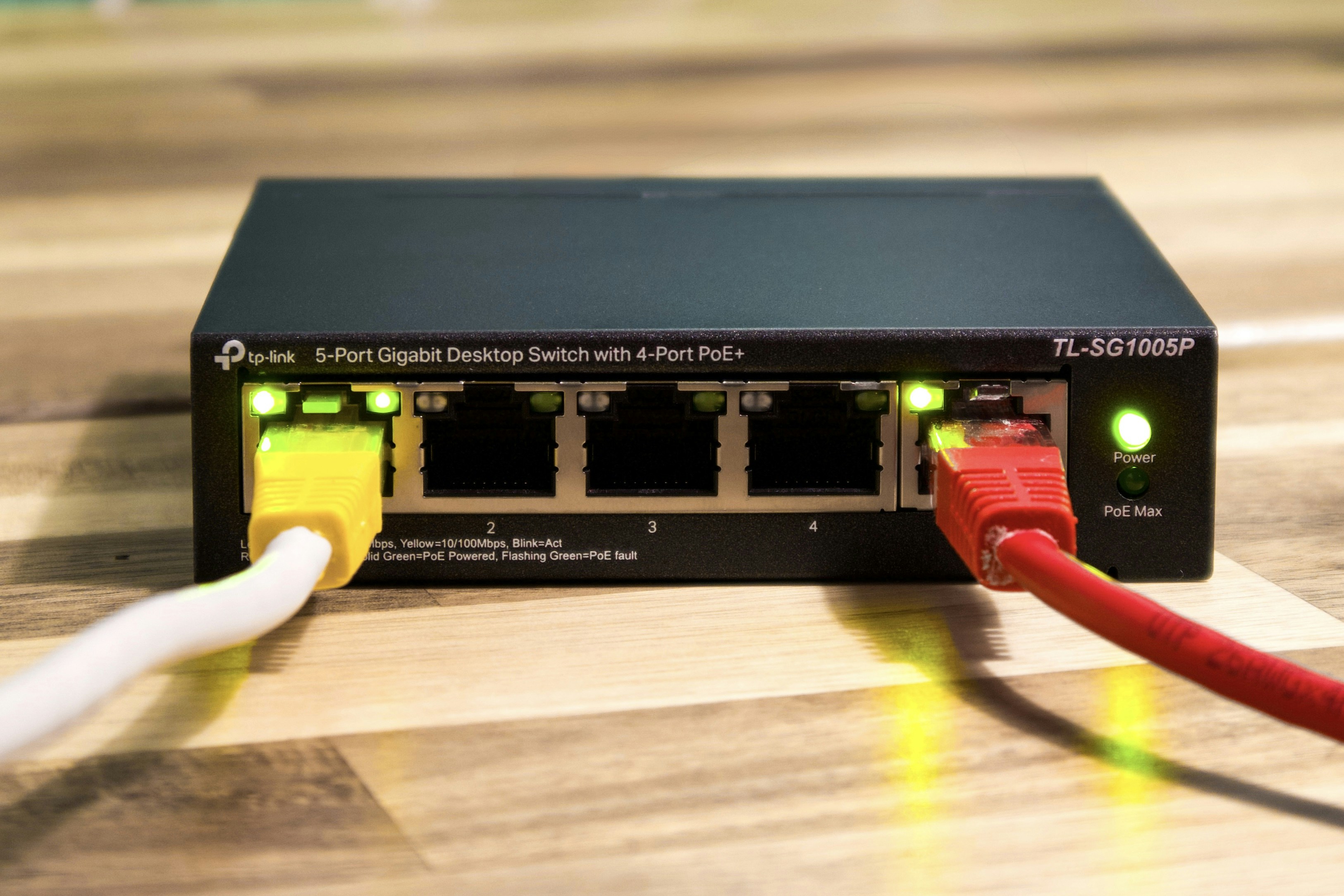 OrcaRouter: Enrutador LLM orientado a producción con aprendizaje híbrido offline-online