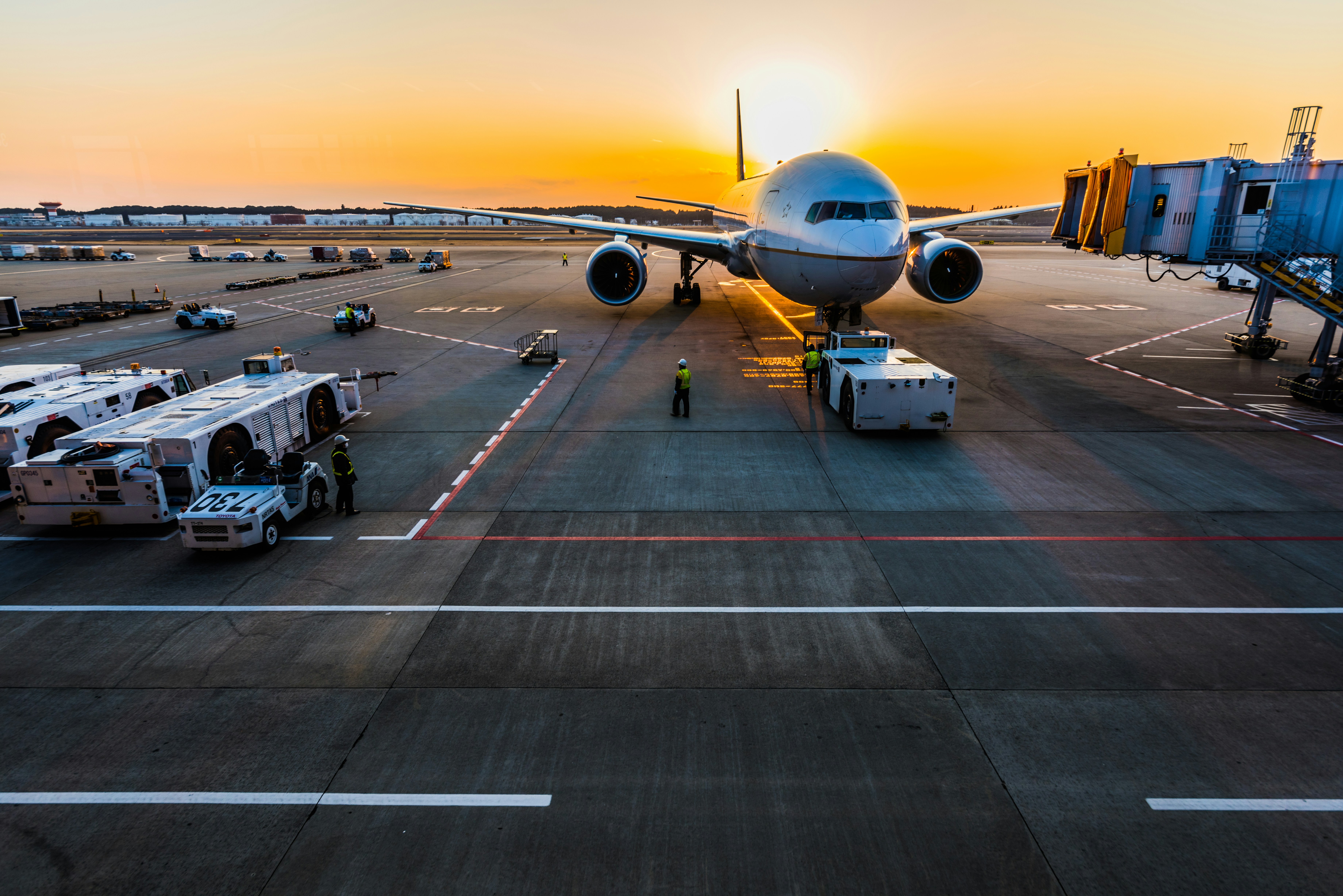 Ortogonalidad y dimensionalidad en clústeres de aerolíneas con PCA y Kernel PCA