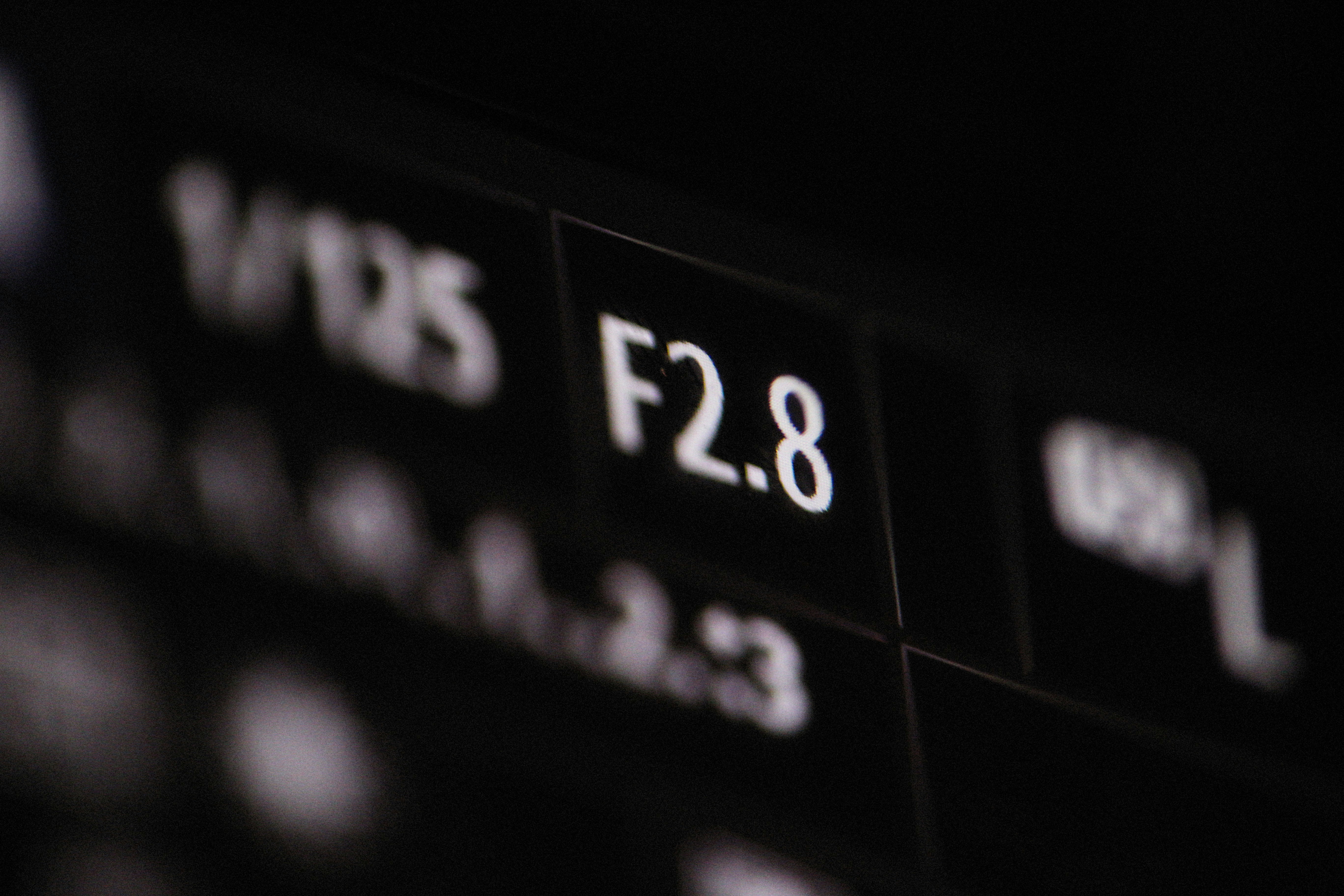 P-Cast en FP8: colapso sink y escala óptima S=2^8