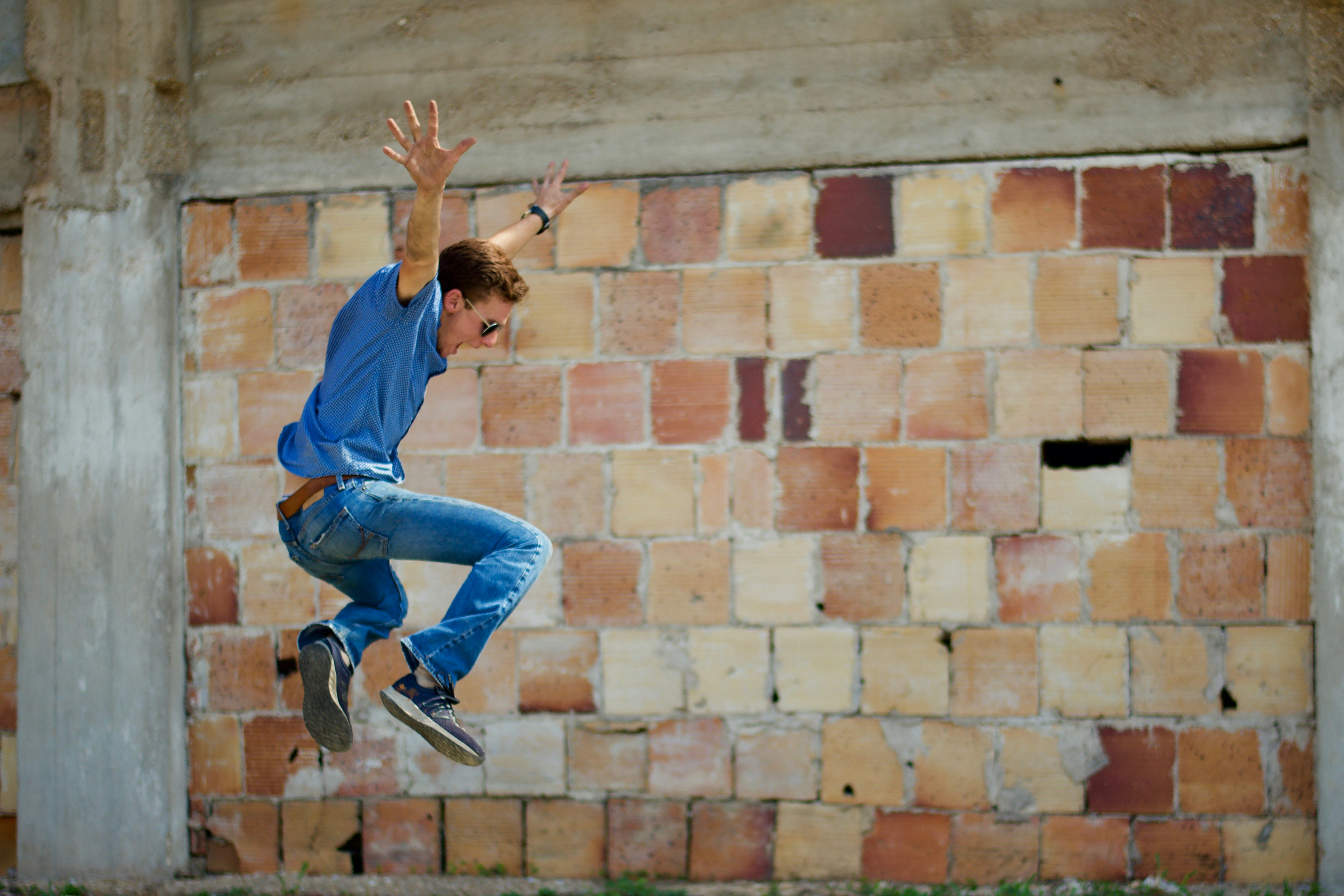 Parkour Humanoide Perceptivo: Encadenando Habilidades Humanas Dinámicas mediante el Emparejamiento de Movimiento