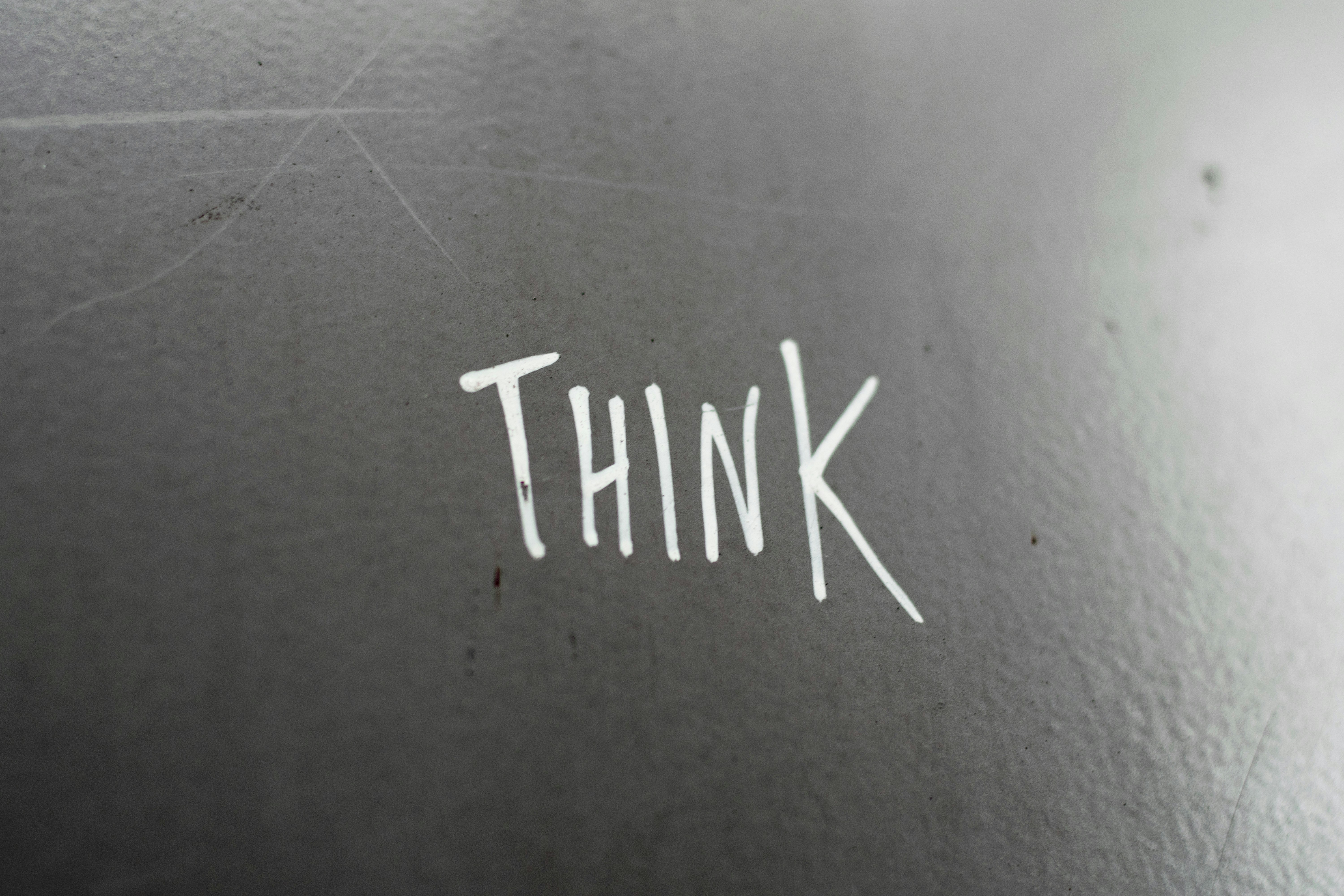Pensamiento profundo en tiempo de prueba para explorar reglas implícitas