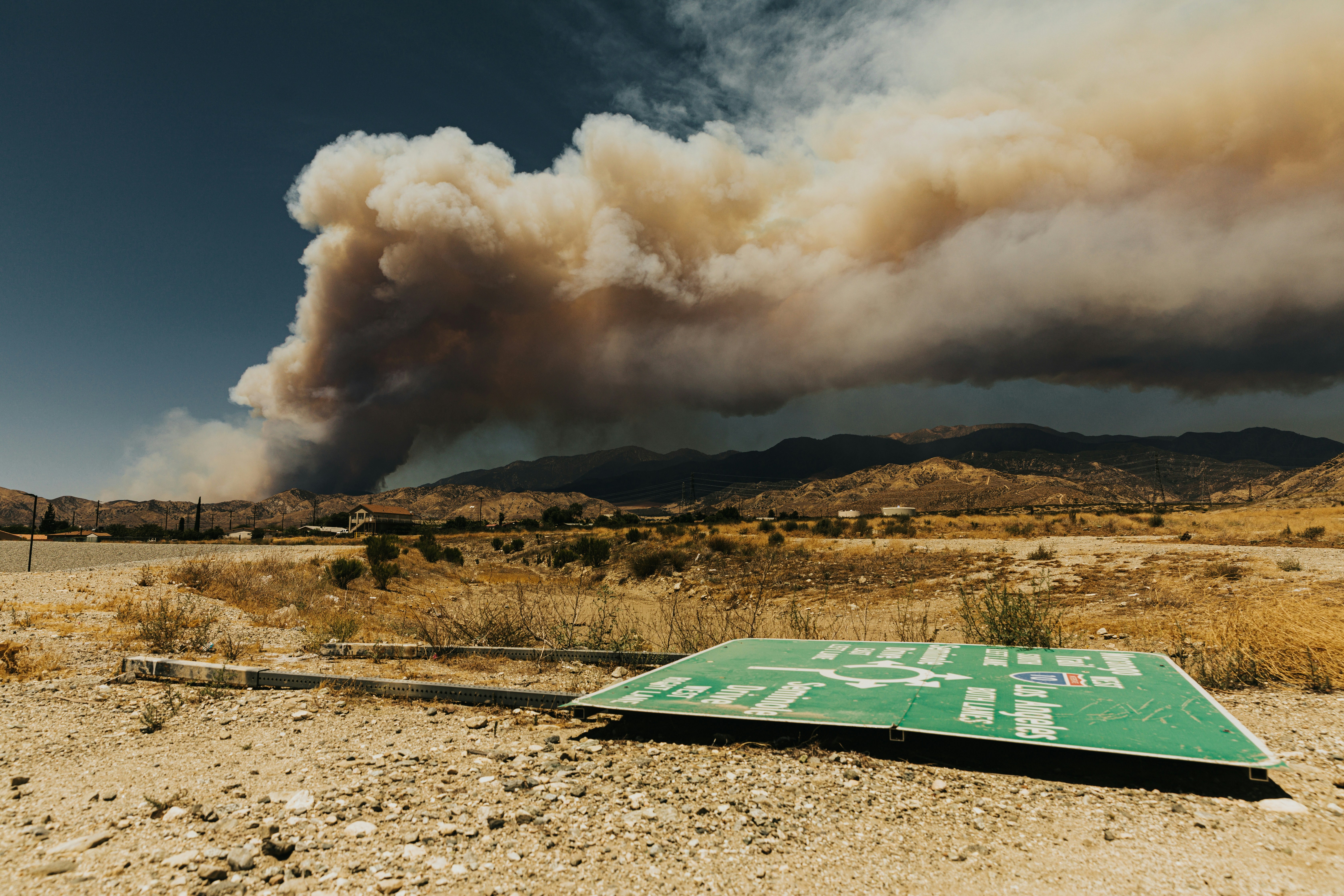 Planificación neuro-simbólica adaptativa para redes logísticas de evacuación de incendios forestales con garantías de gobernanza de confianza cero