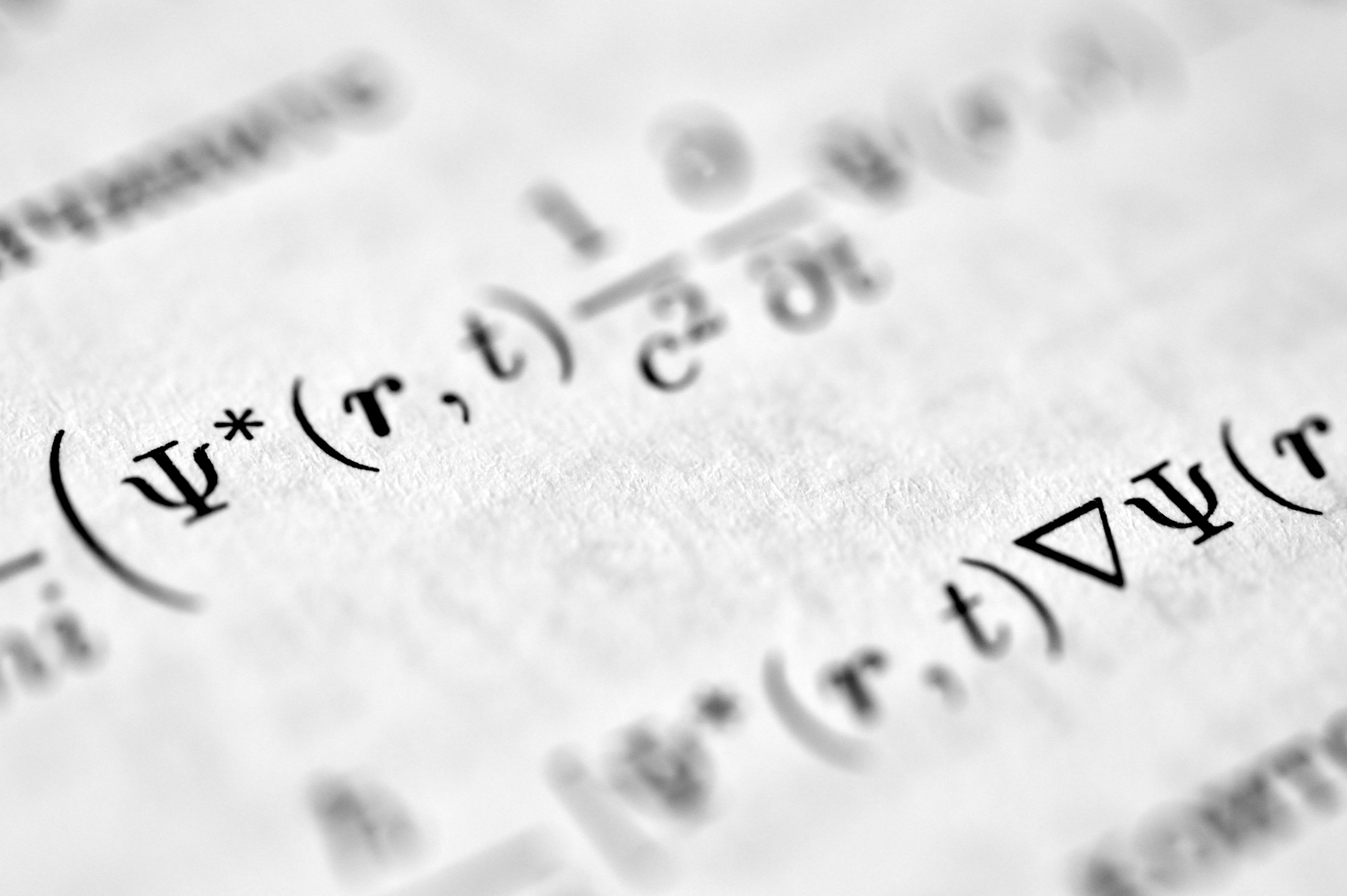 Precondicionamiento Geométrico y Optimización Curricular para la Regresión Cuántica Variacional Entrenable