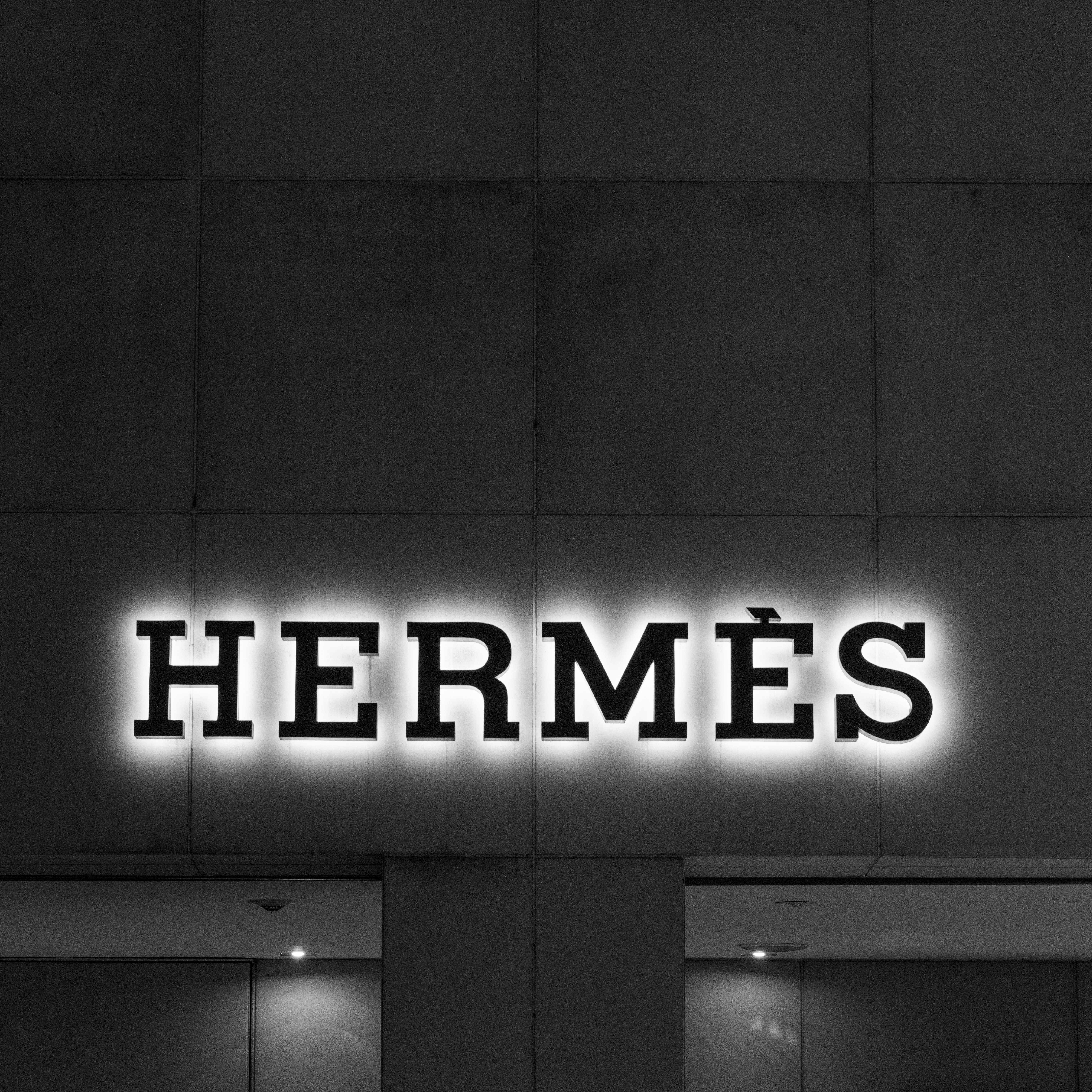 Hermes: Una Red de Hipergrafos Espacio-Temporales a Múltiples Escalas para la Predicción de Series Temporales de Acciones