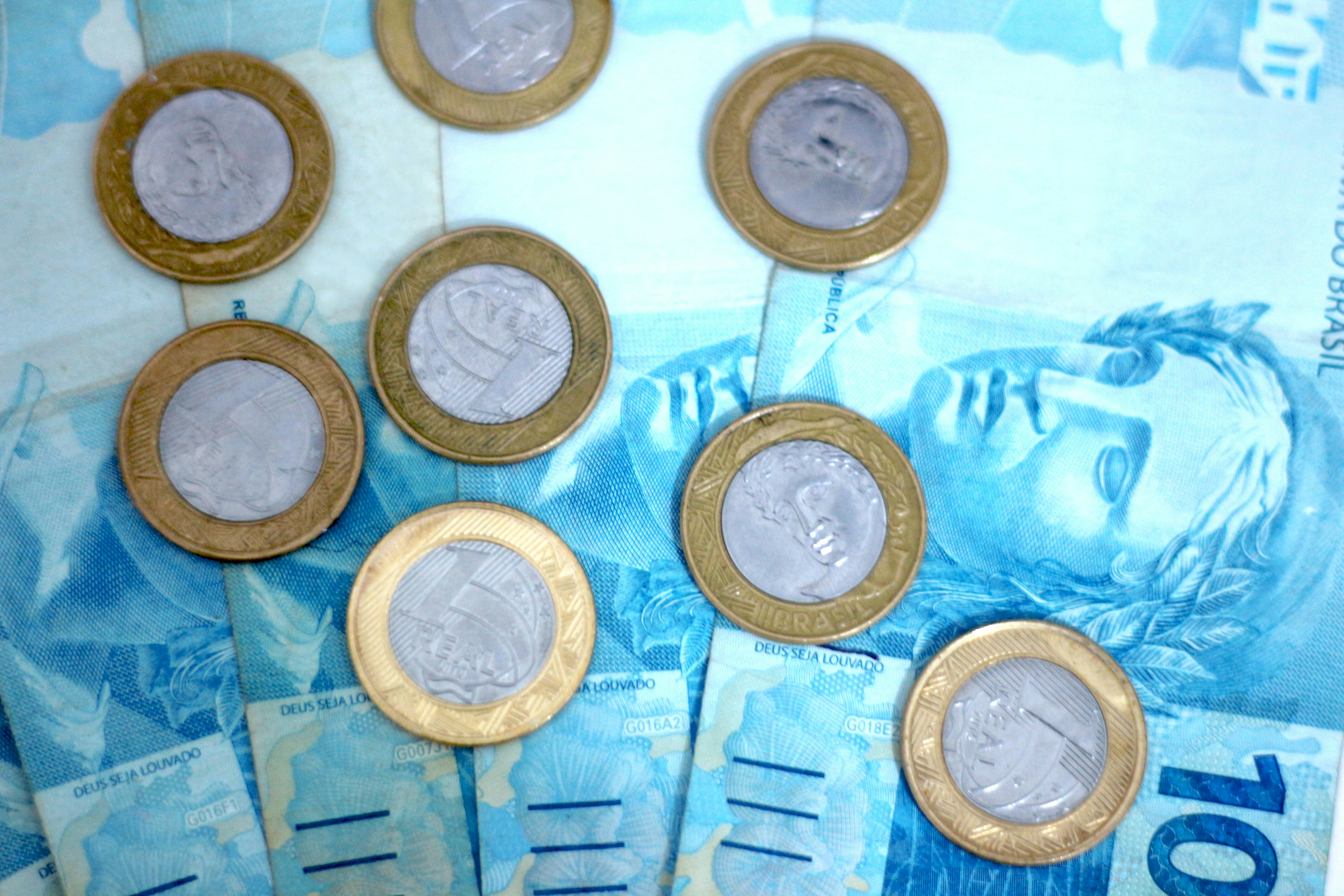 Preservar-Luego-Cuantificar: Equilibrio de Presupuestos de Rango para la Reconstrucción de Errores de Cuantificación en LLMs