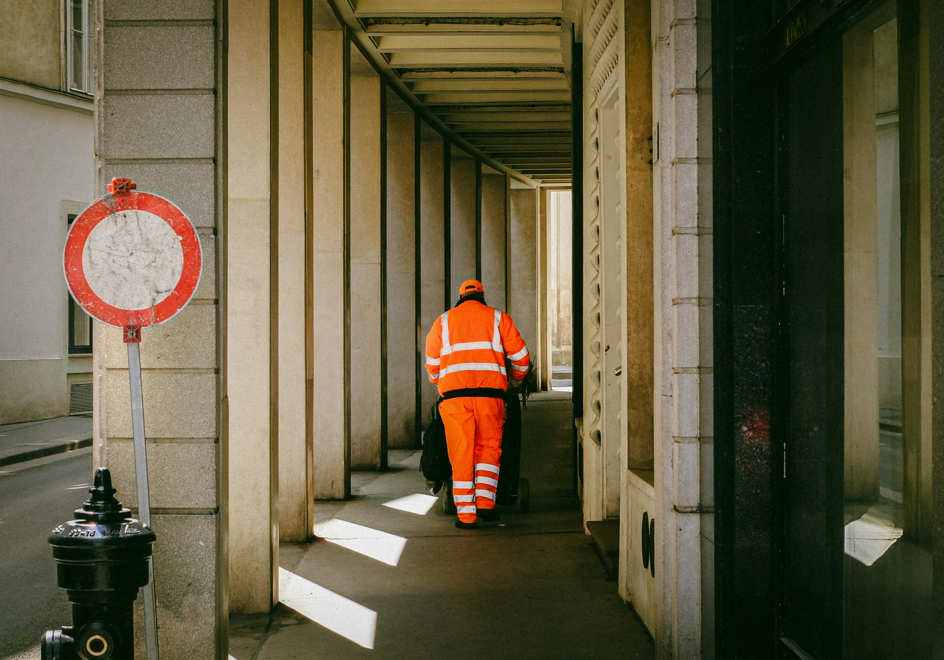 ¿Cómo protege el desarrollo del portal de autoservicio para empleados la información confidencial?
