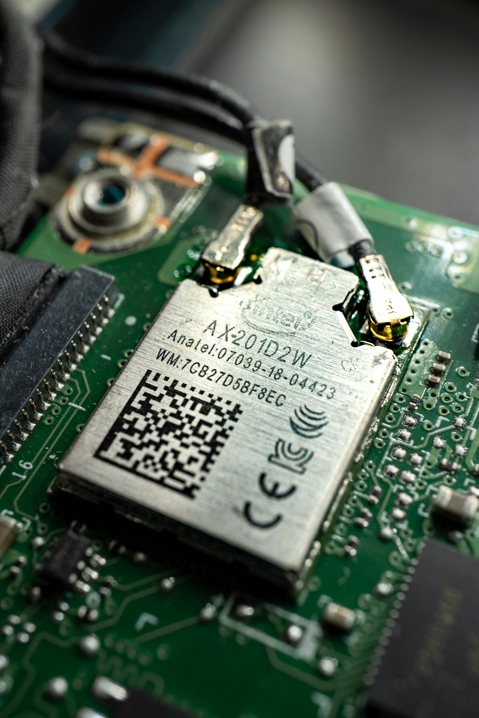 Seguridad a nivel de hardware para dispositivos integrados: Protegiendo sistemas desde el silicio hasta la nube