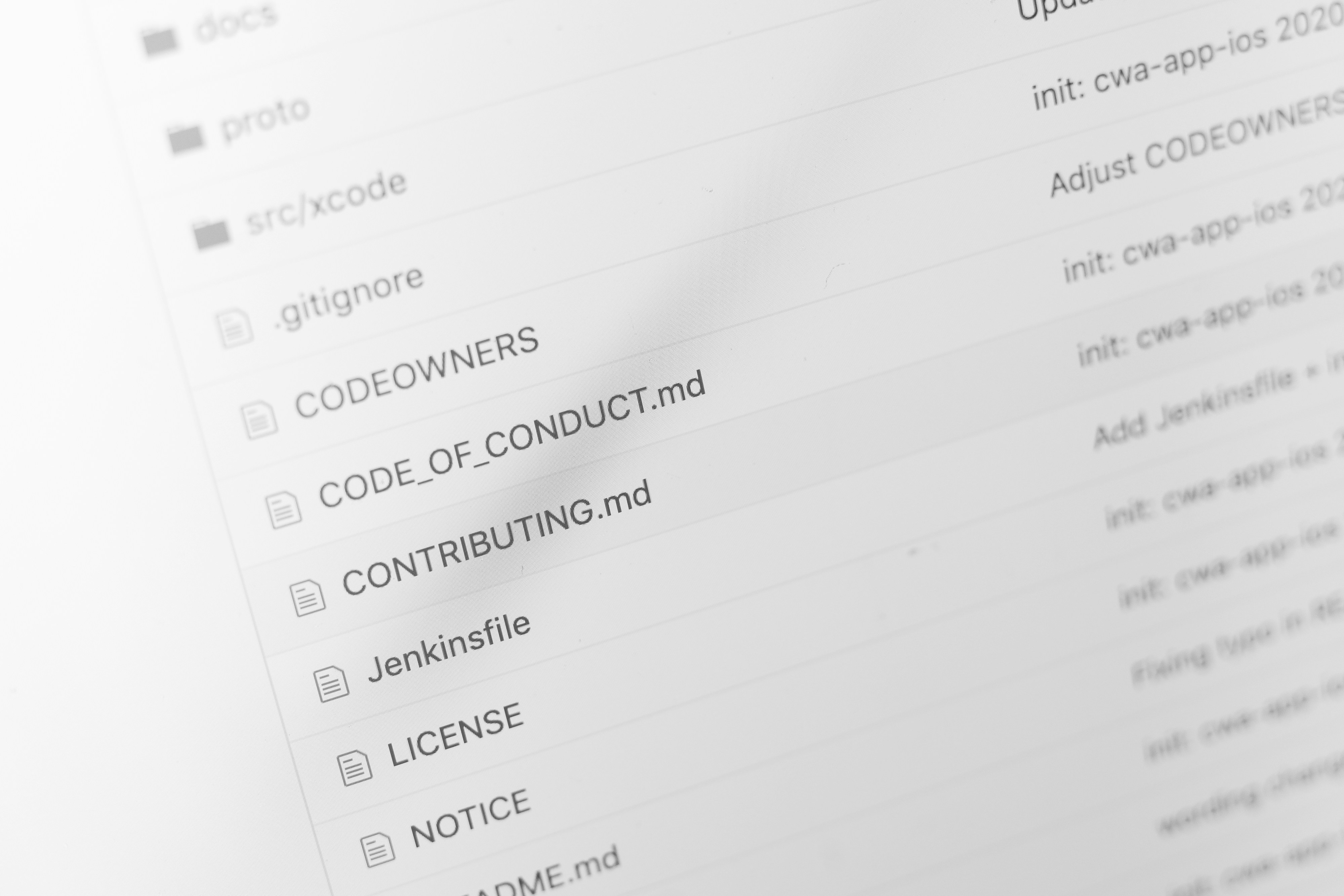 ¿Cómo protegen los servicios de desarrollo asistido por IA la información confidencial?