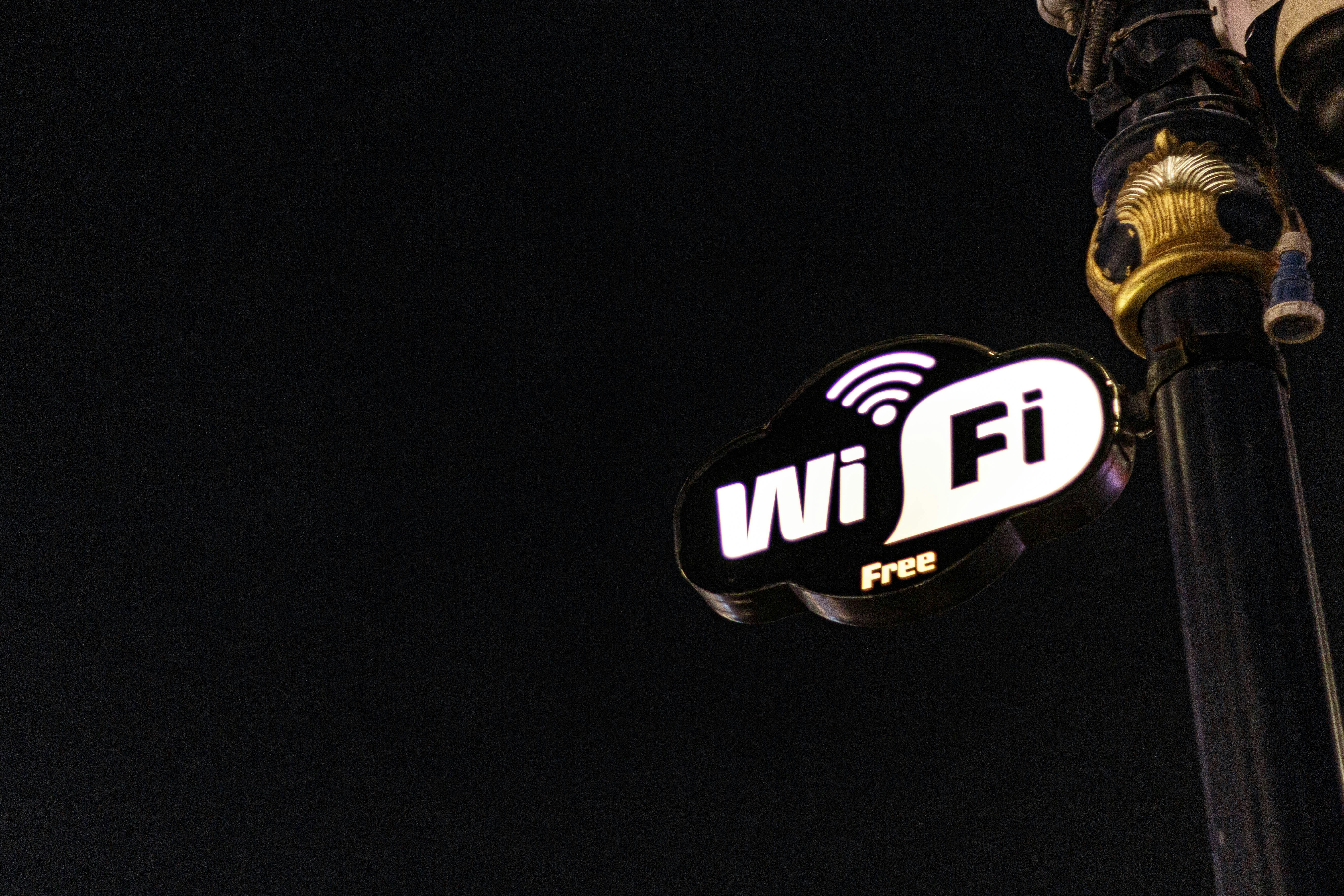 RA-LWLM: Localización In-Context Mejorada con Recuperación para Redes 6G
