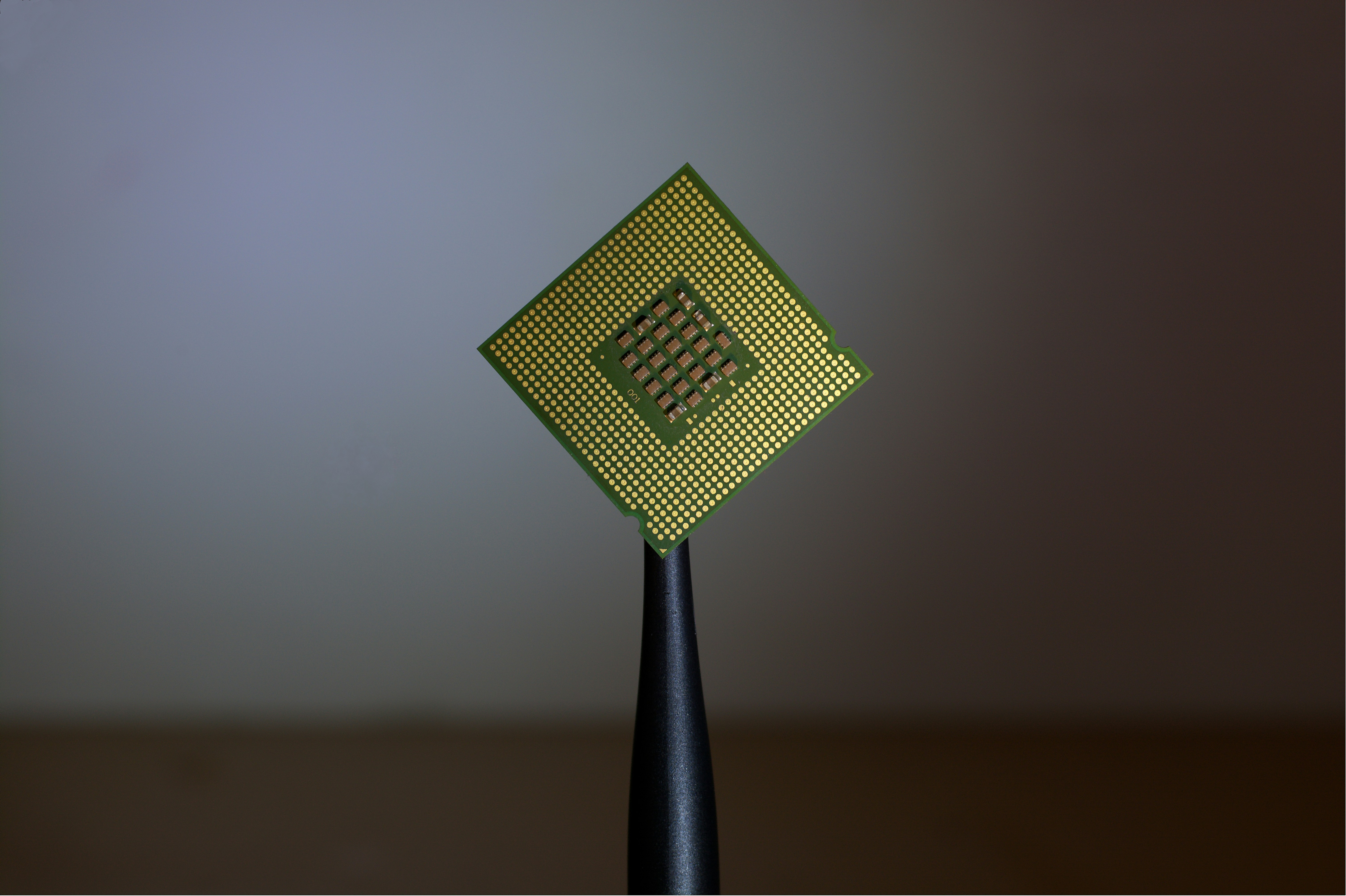 RAG eficiente en energía en NPU móvil: diseño y benchmark en Snapdragon X Elite