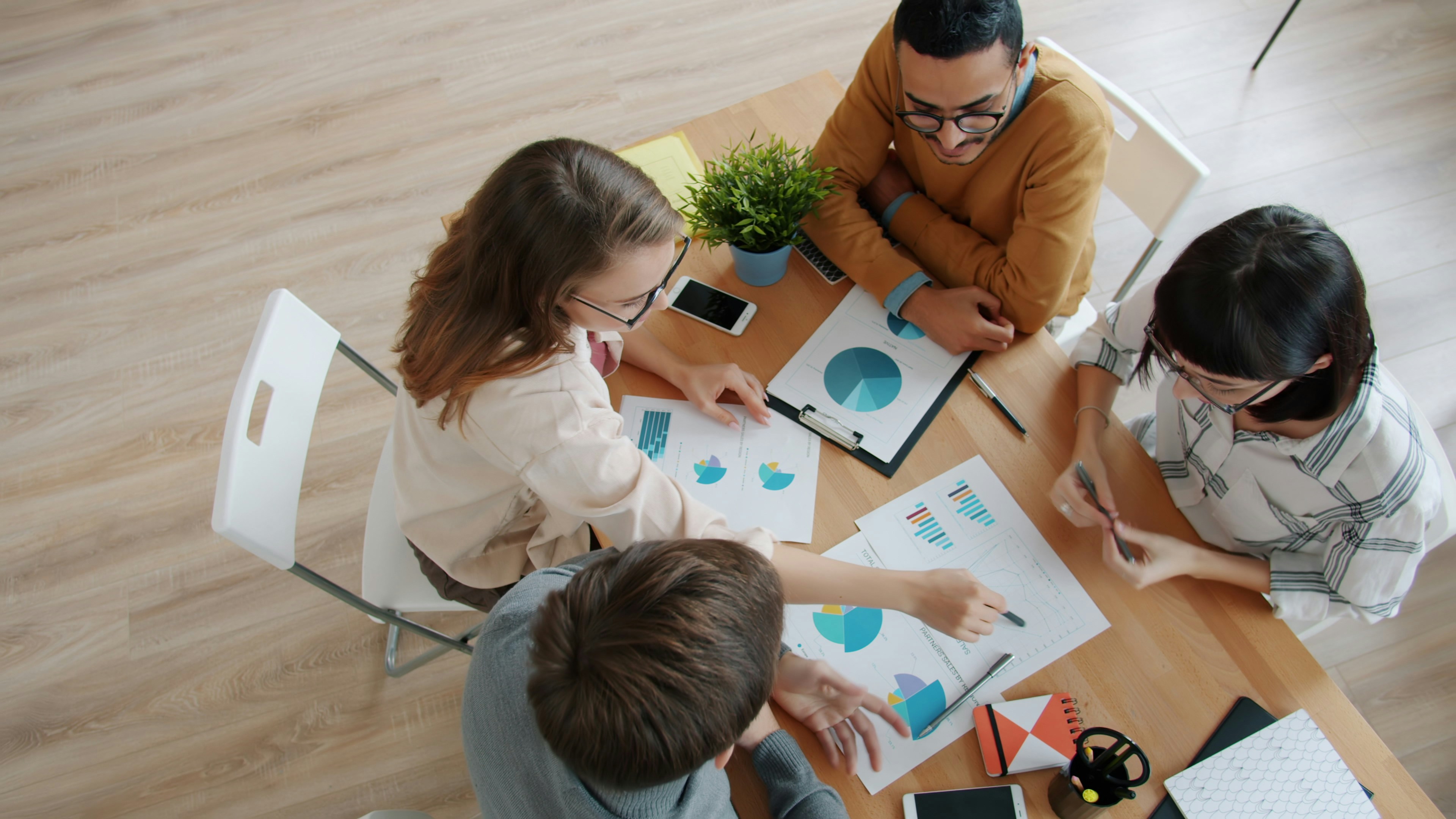 ¿Con qué rapidez pueden las empresas ver resultados financieros al desarrollar un GPT personalizado para negocios?