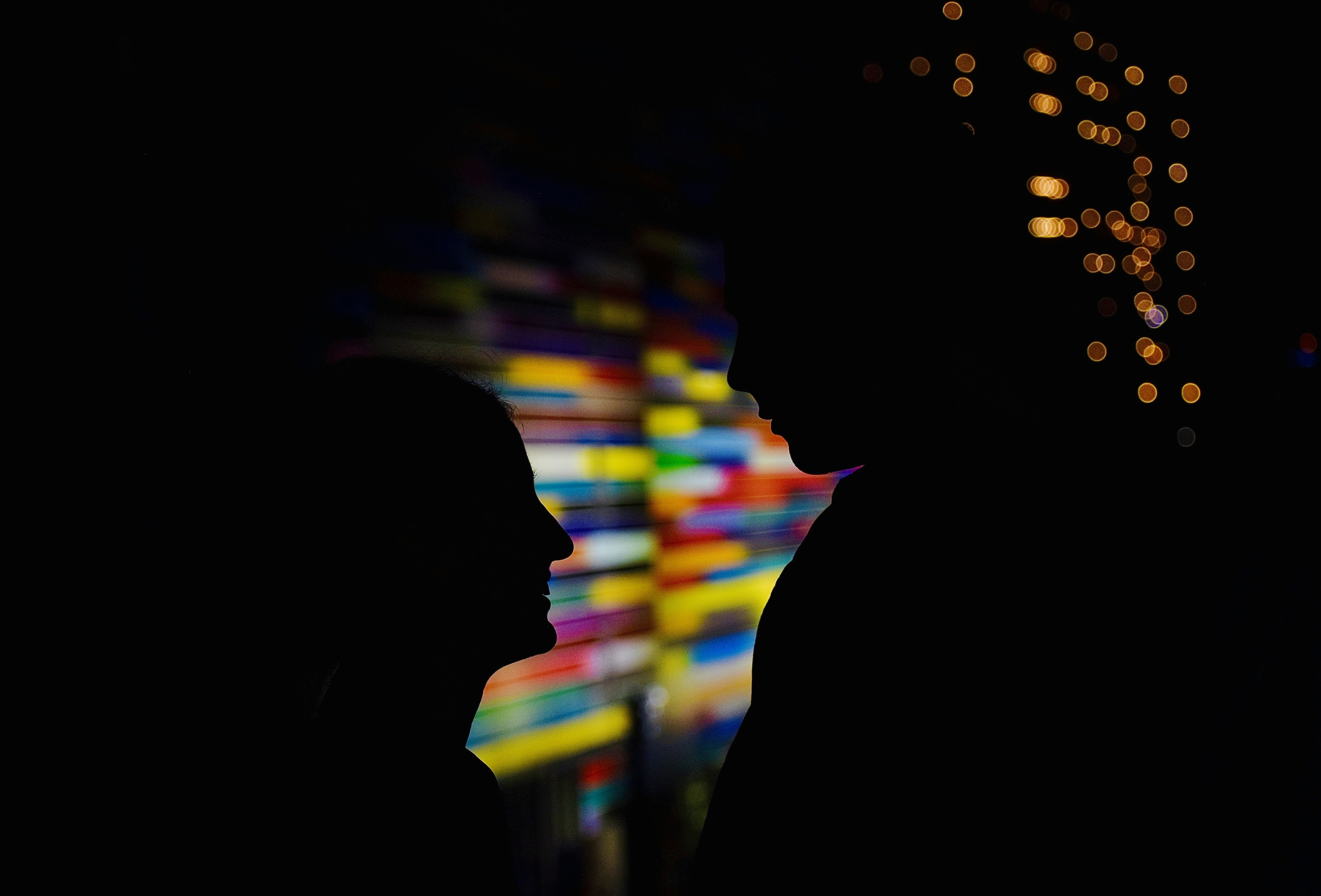 Razonamiento predictivo con Aprendizaje Contrastivo de Anomalías Aumentado para Relaciones Visuales Compuestas