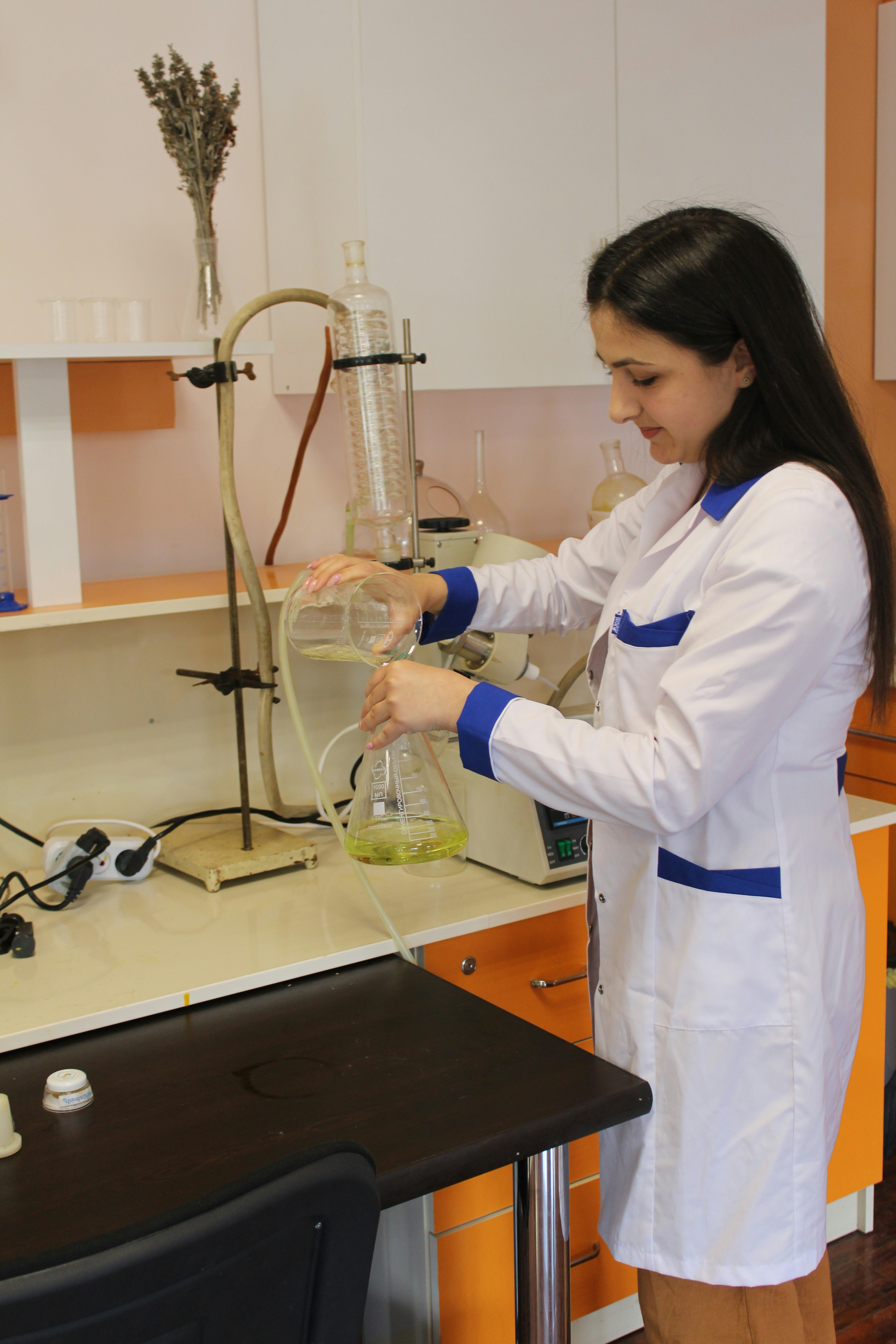 ReActor: Aprendizaje por Refuerzo para Reorientación de Movimiento con Conocimiento Físico