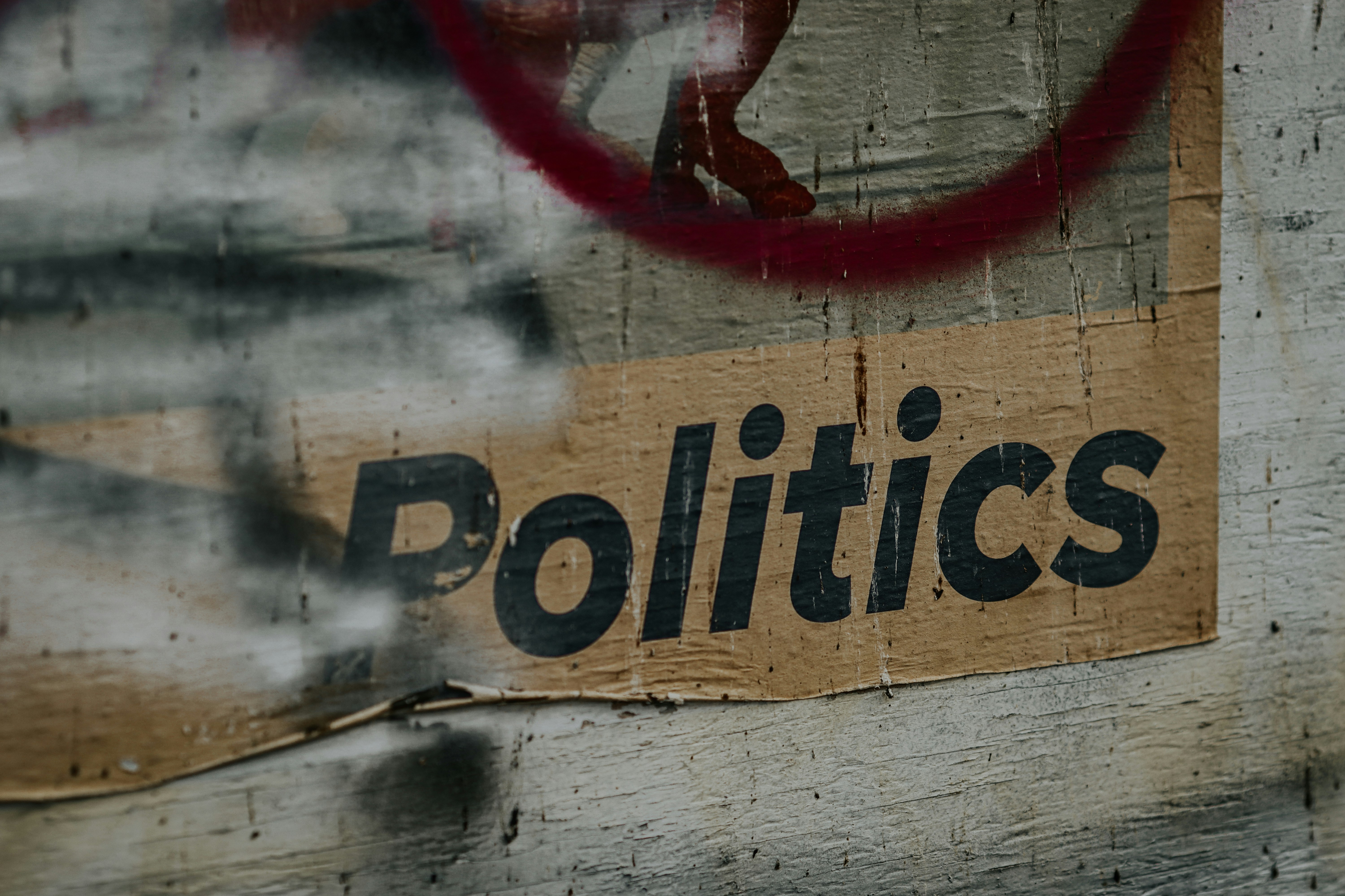 Reducción de la manipulación política mediante el entrenamiento de consistencia