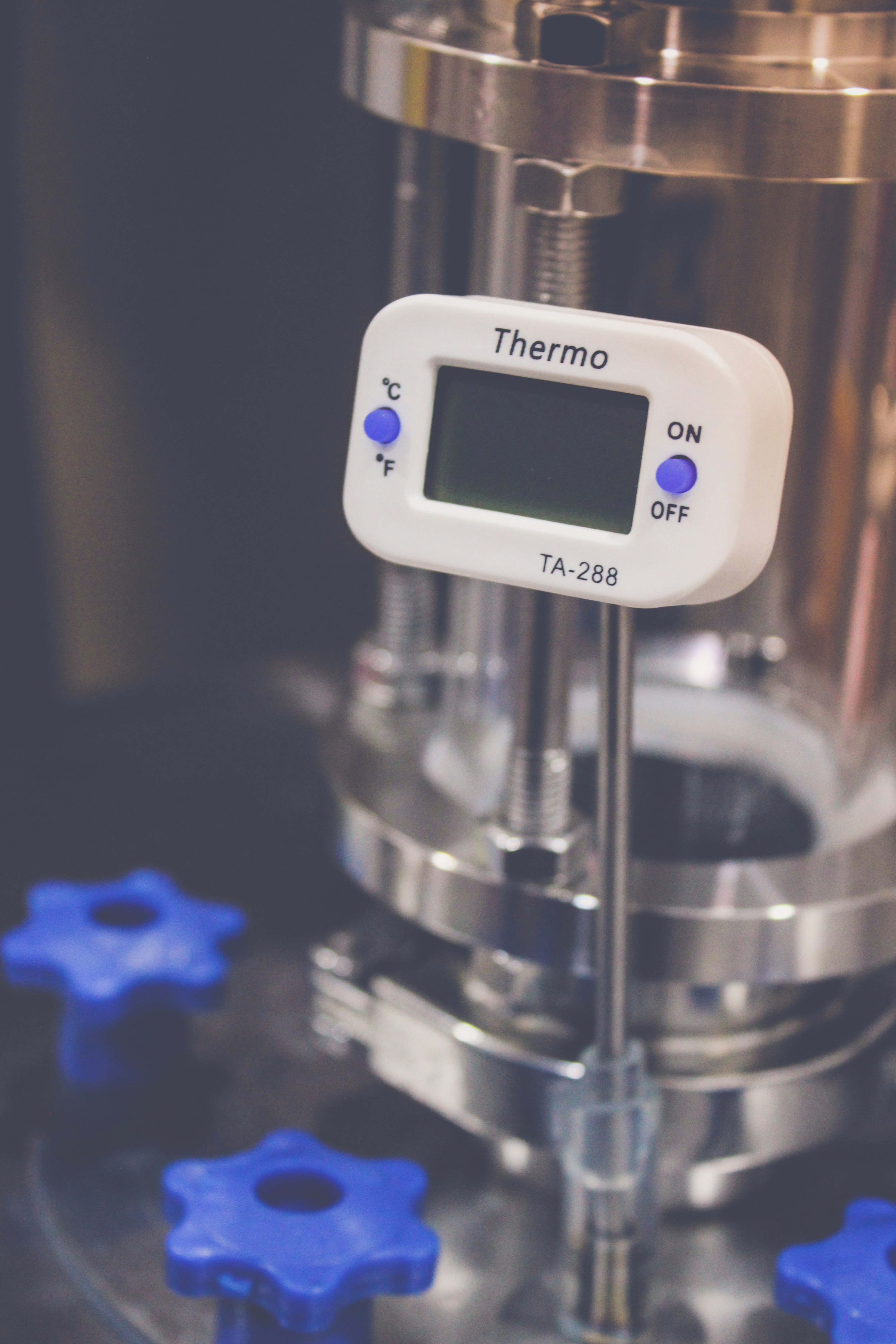 Relación de conductividad térmica de red a total: Un descriptor de vidrio fonónico-cristal electrónico para el diseño termoeléctrico basado en datos