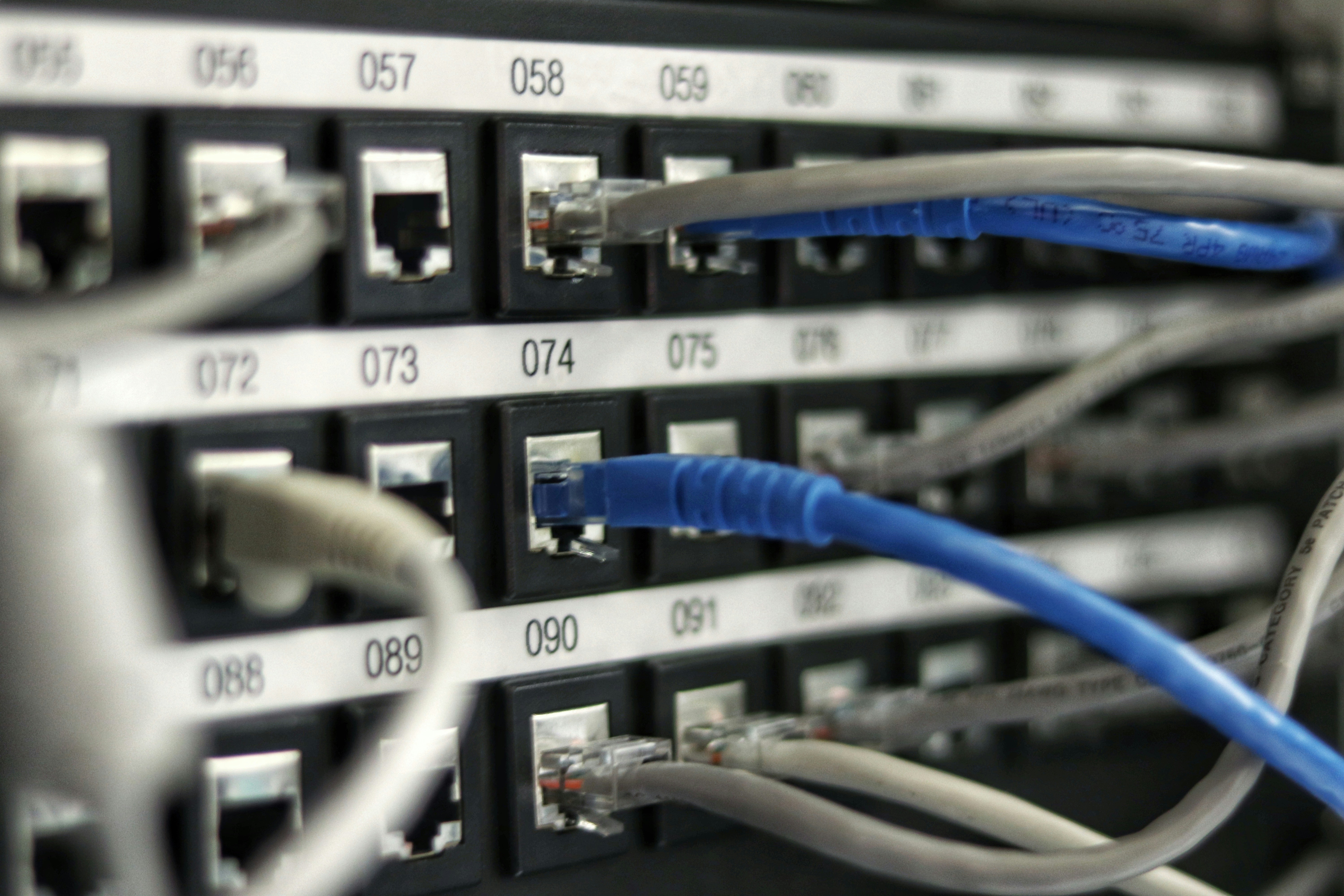 Reserva resiliente de PRB para slicing O-RAN con latencia crítica