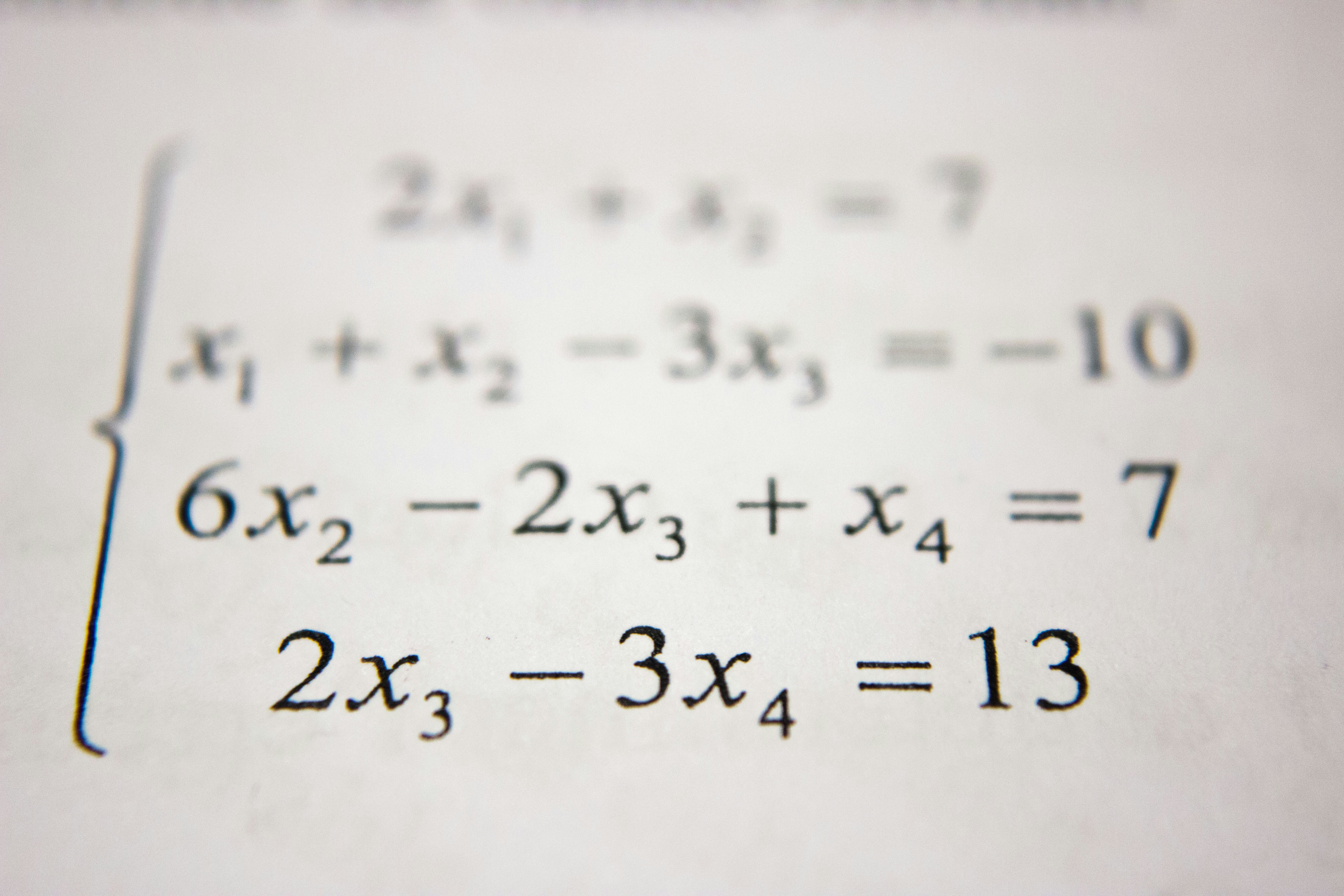 Regresión de procesos gaussianos multifidelidad para resolver ecuaciones diferenciales parciales no lineales