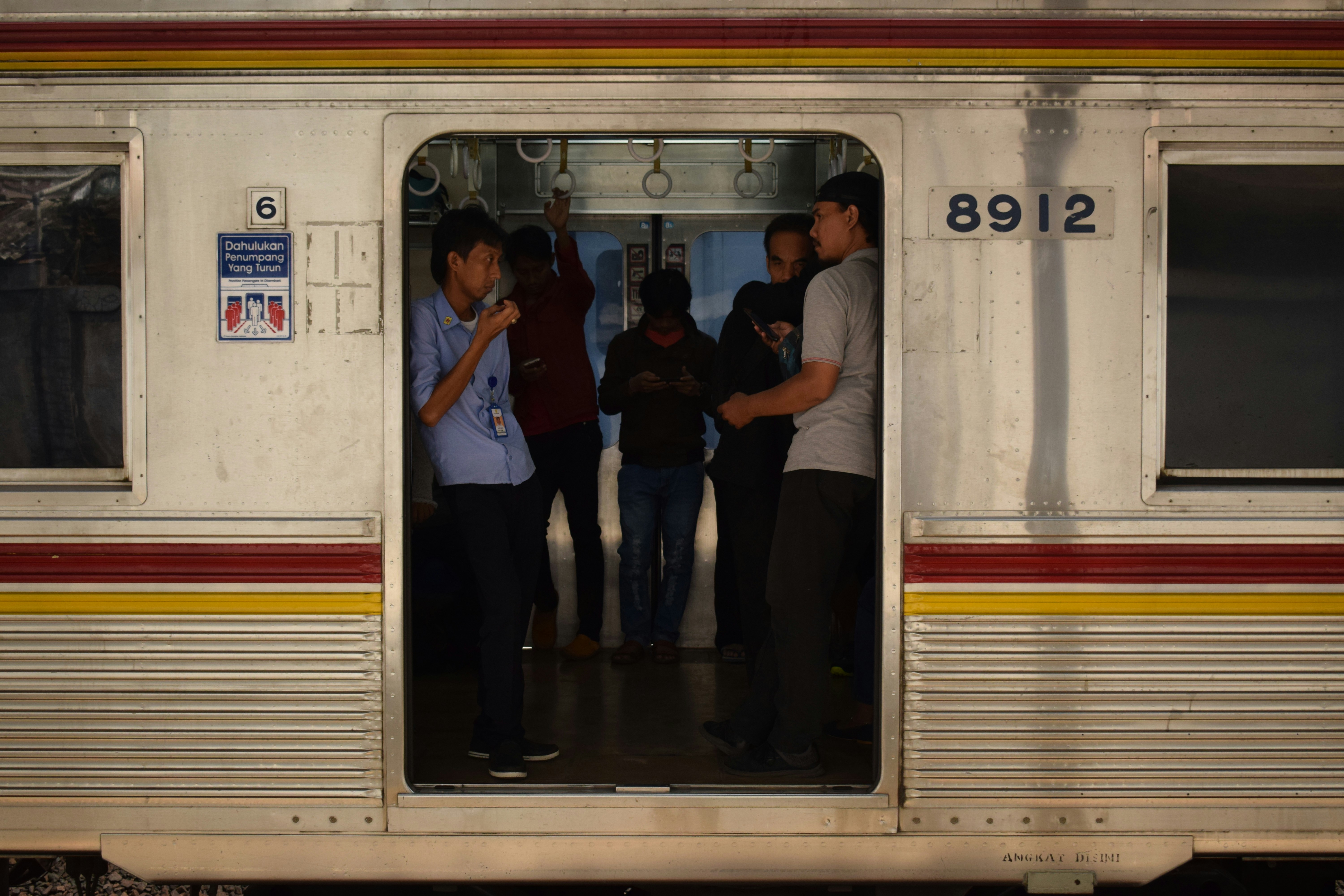 Otras noticias: Detenido hacker de trenes, puerta trasera PamDOORa en Linux, favorito para nuevo director de CISA