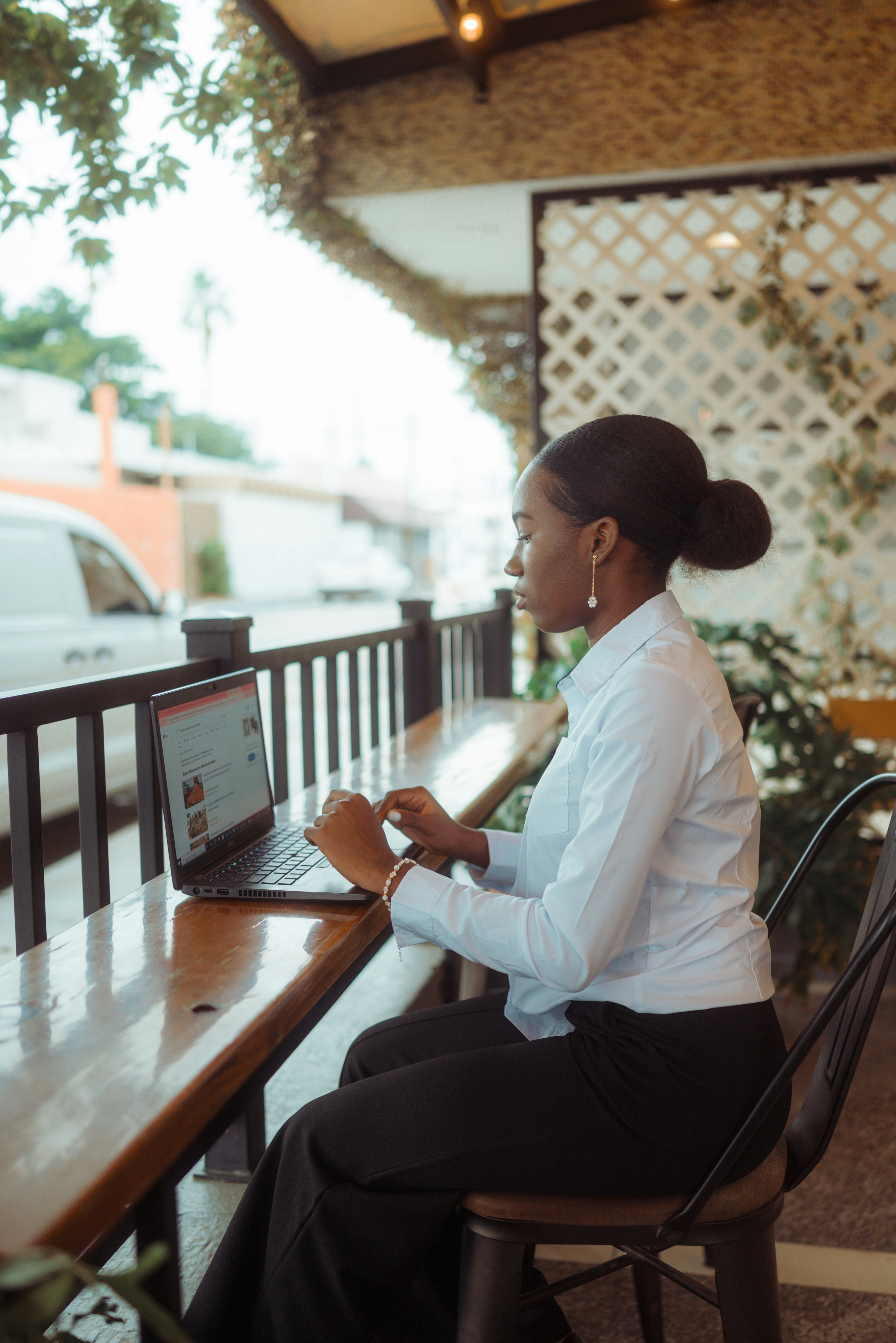 ¿Cómo pueden los servicios de locución de inteligencia artificial hacer que el trabajo remoto sea más sostenible?