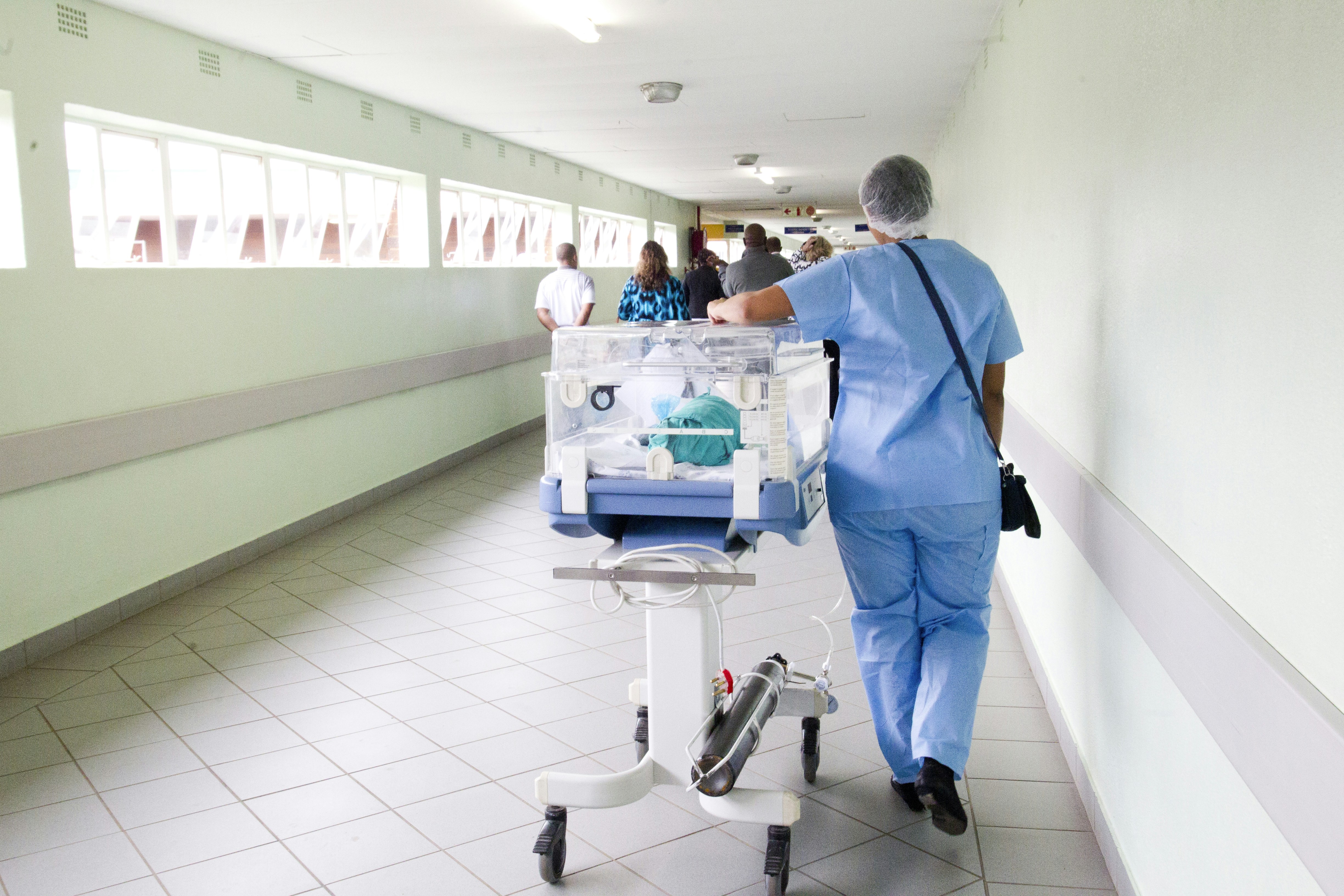 RL continuo seguro con interacción limitada en tratamientos médicos dinámicos