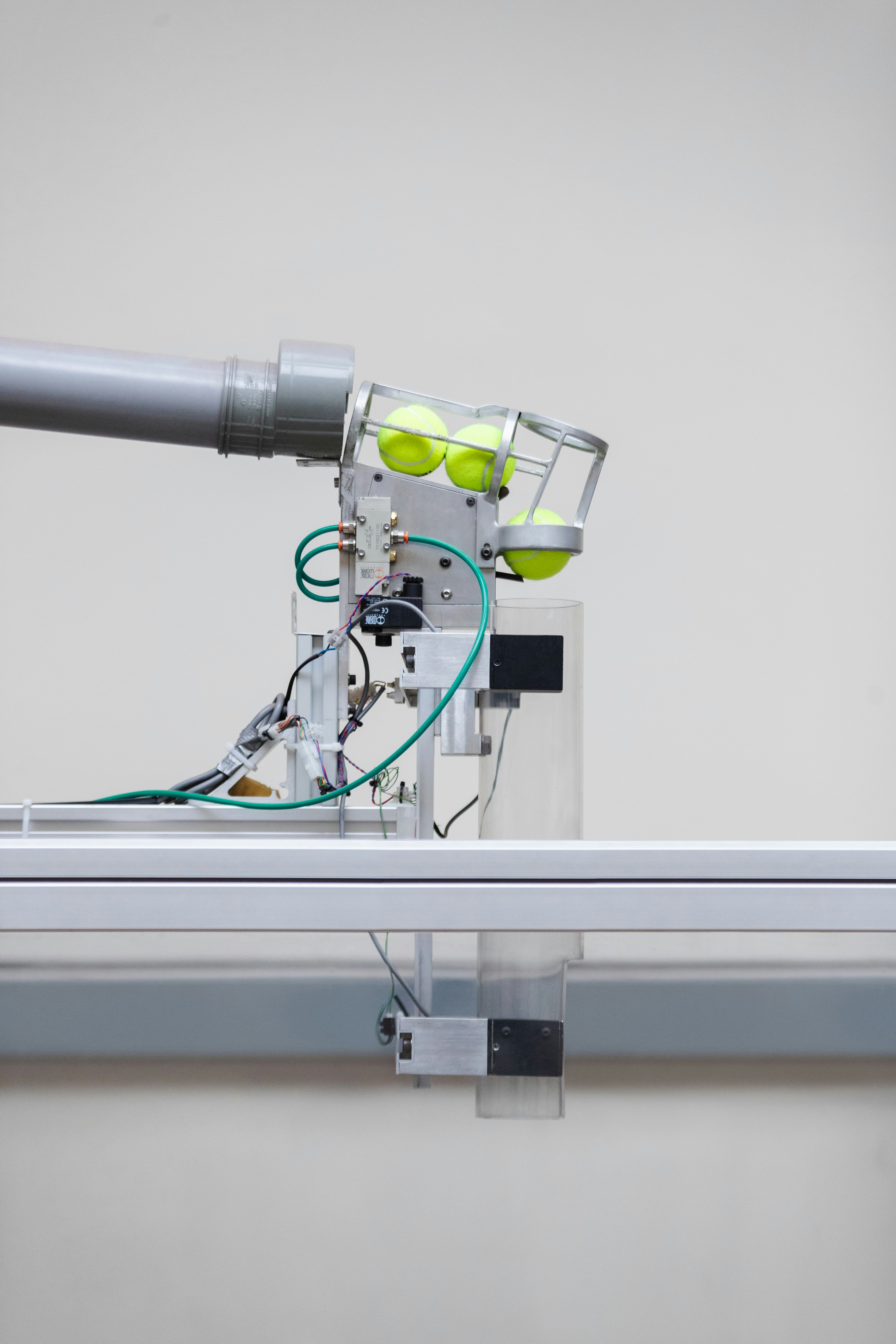 Guía robótica autónoma para anastomosis quirúrgica mínimamente invasiva a través de fusión multimodal y control adaptativo en tiempo real