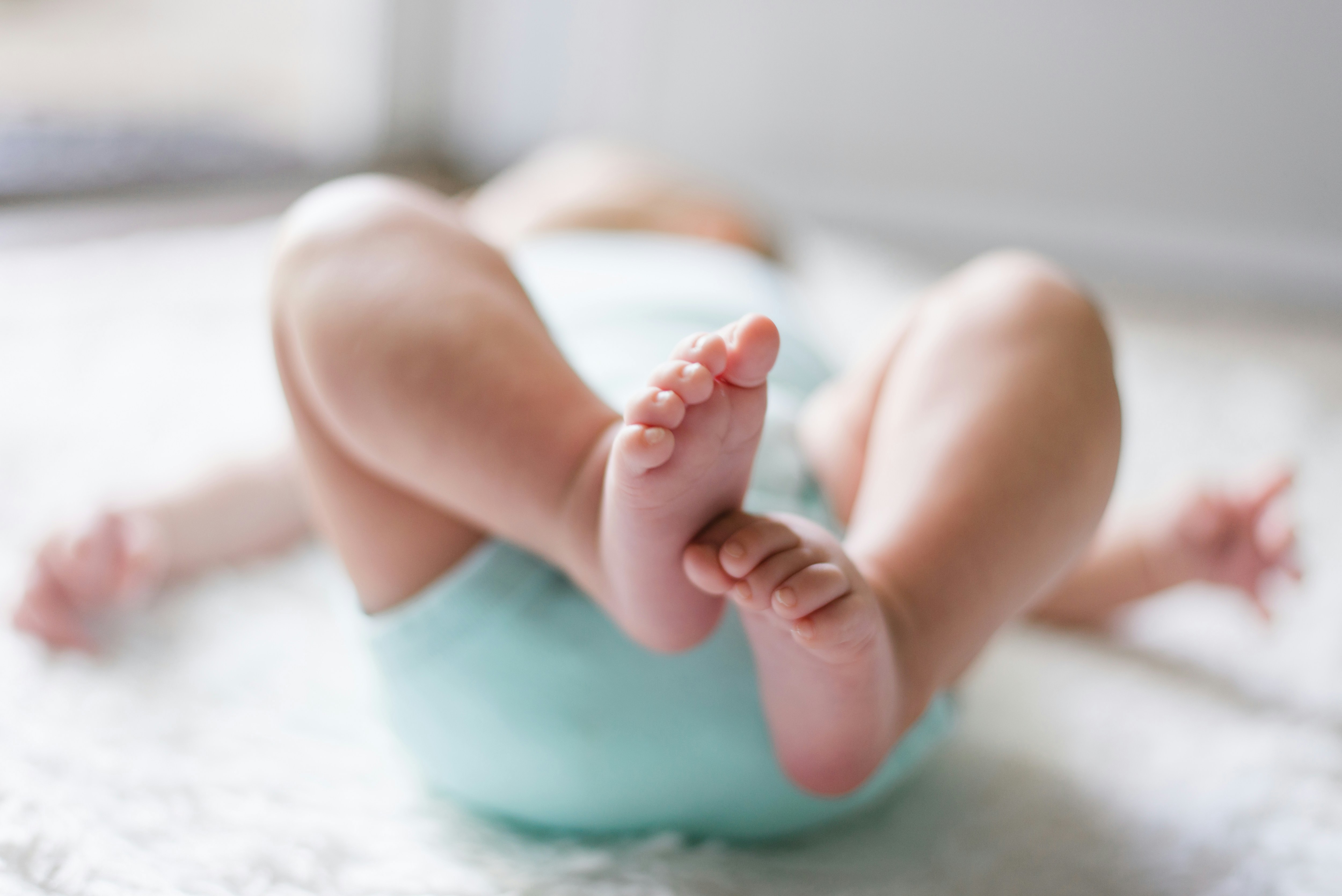 Ruido de movimientos espontáneos infantiles mejora exploración en RL profundo