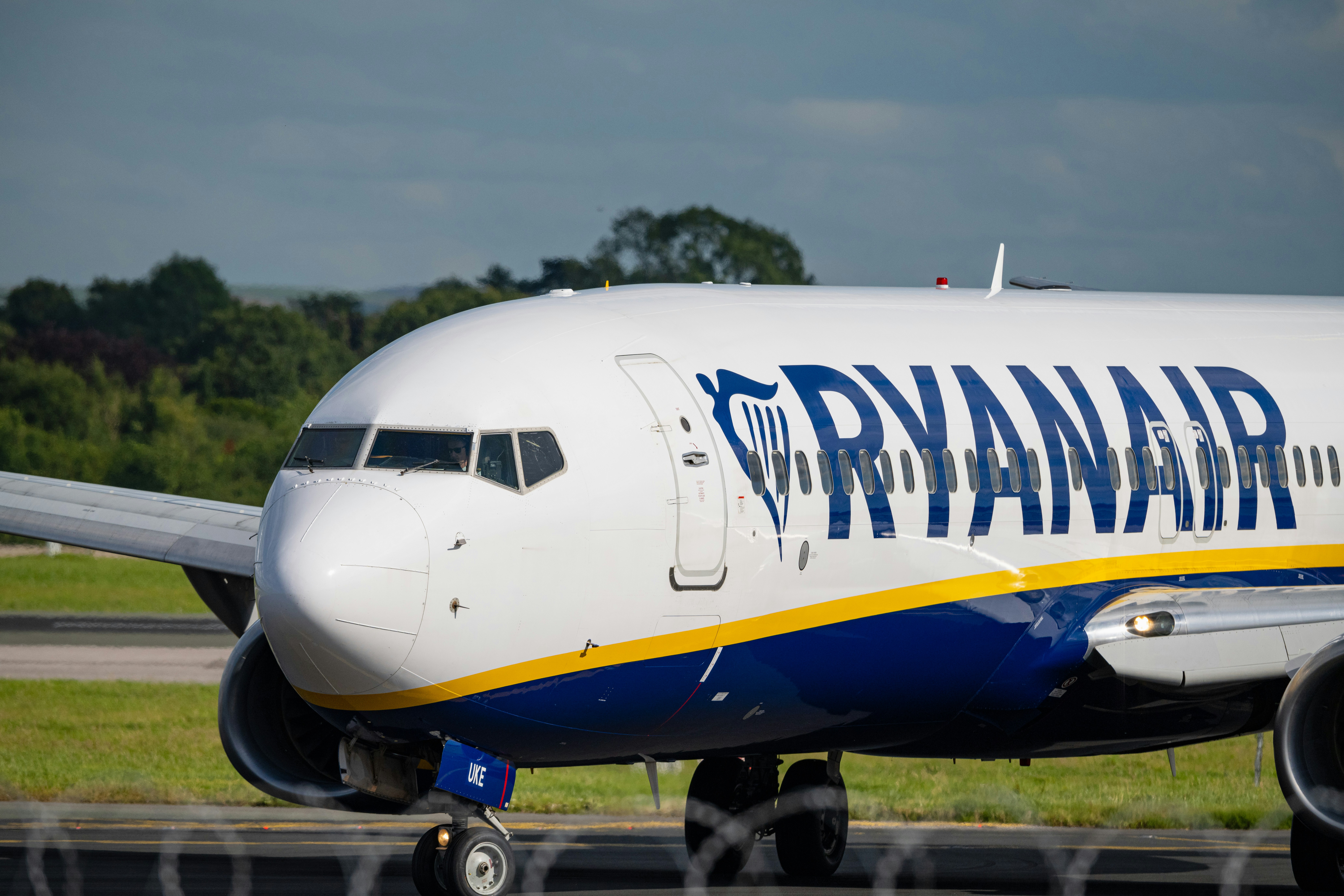 Ryanair investigada por cobrar a padres para sentarse con sus hijos