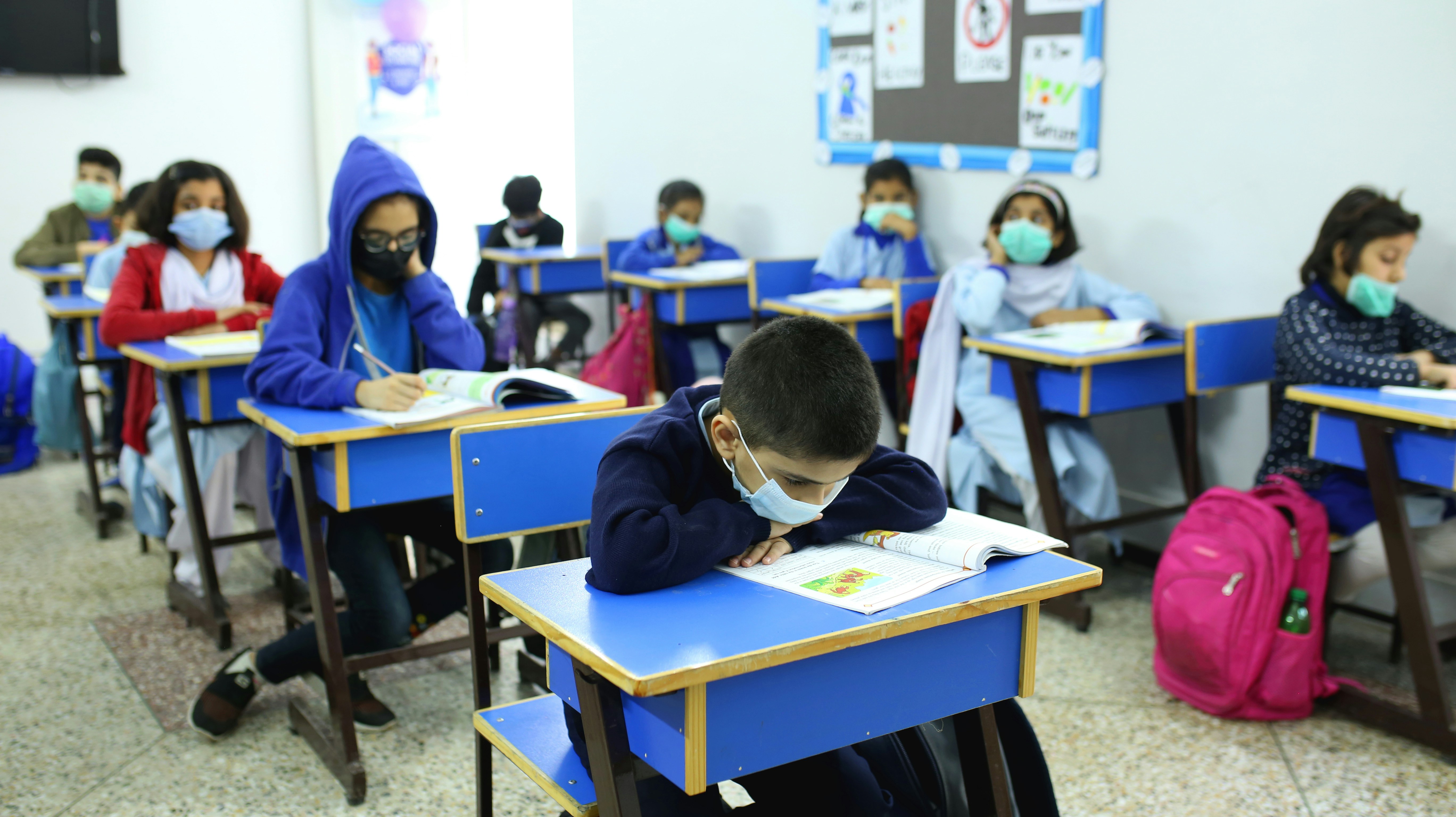 SB-TRPO: Hacia un aprendizaje por refuerzo seguro con restricciones duras