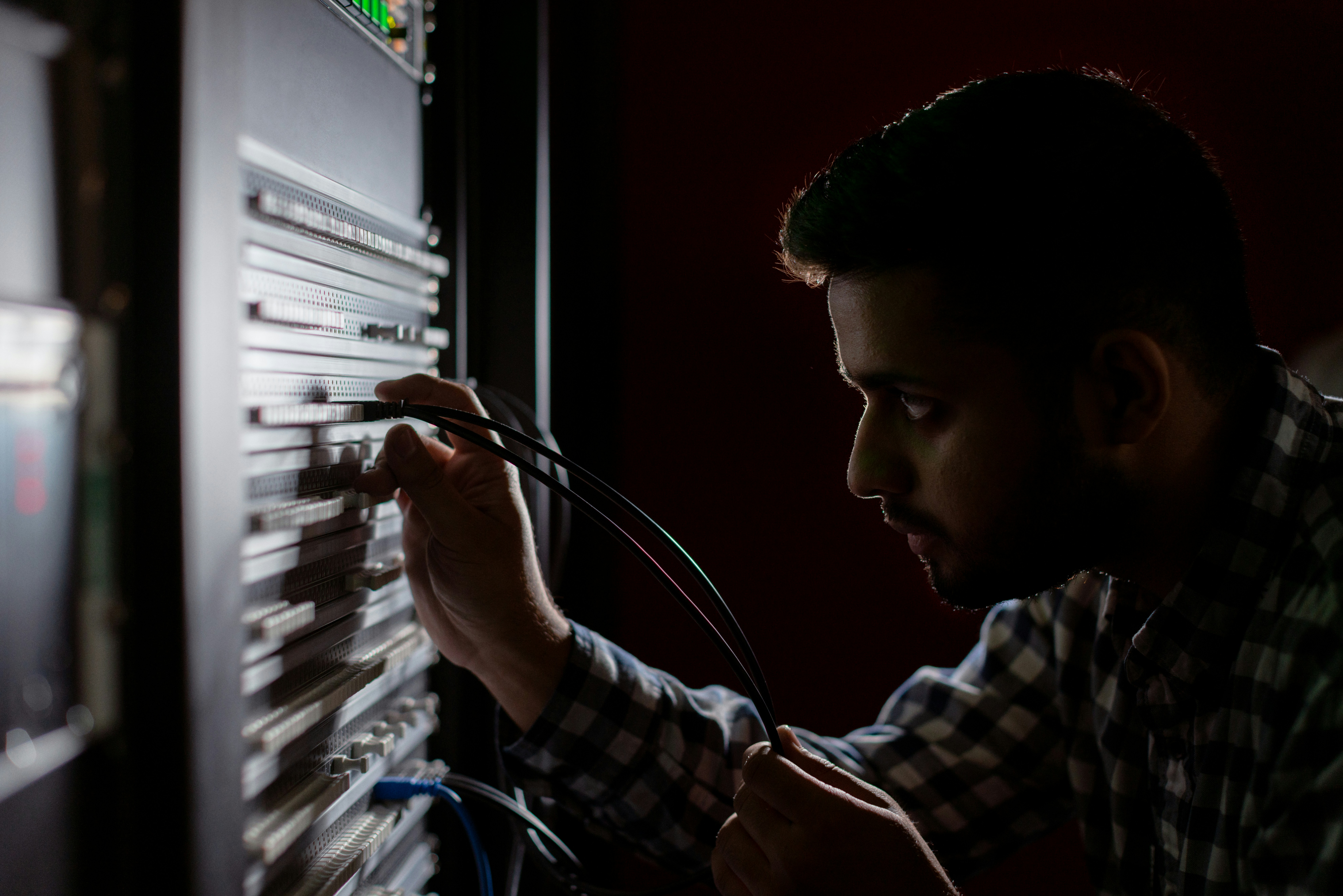 ¿Se conecta el software de mantenimiento e incidentes con bases de datos o APIs?