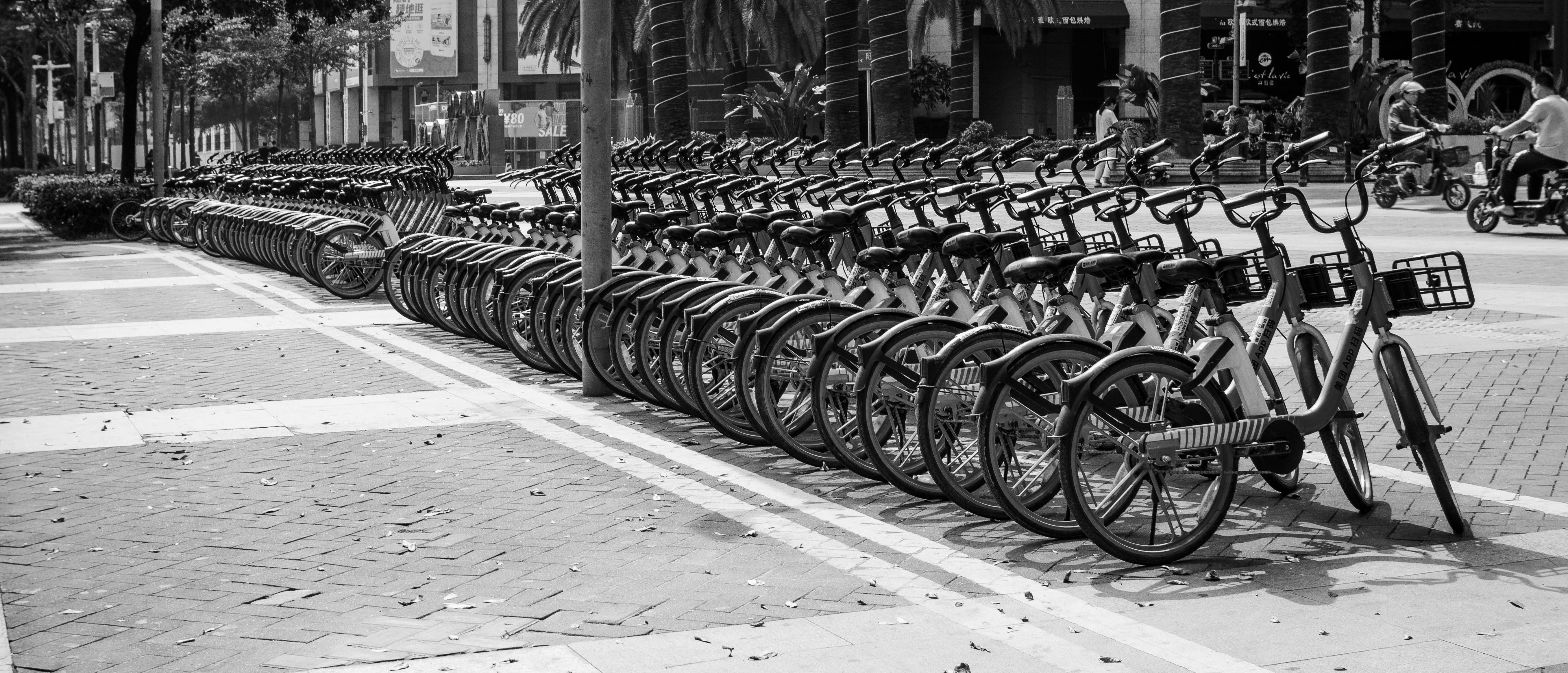 Seguimiento de bicicletas compartidas a gran escala con aprendizaje de movimiento inercial en entornos bloqueados por GNSS