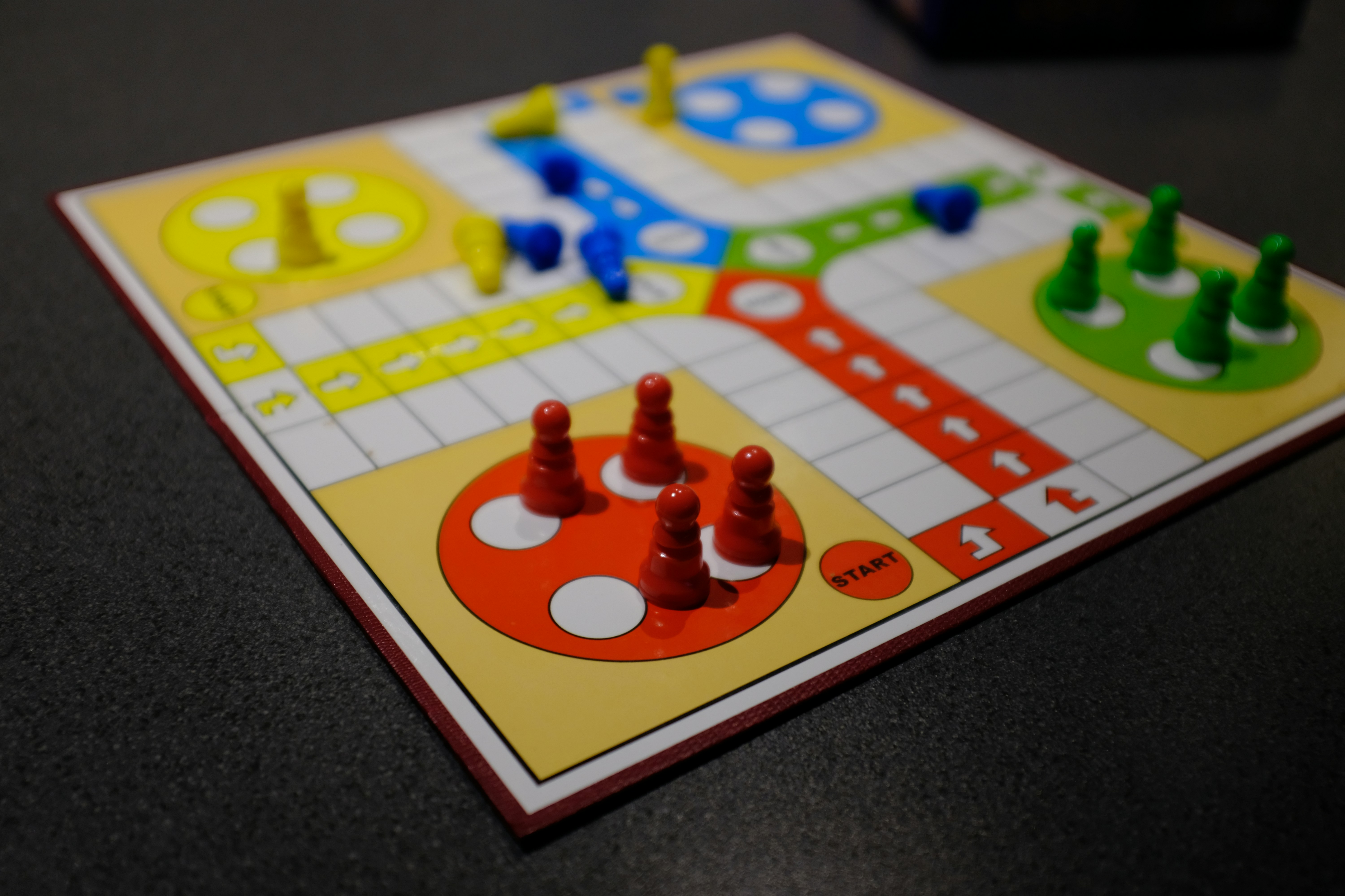 Mejorando seguridad de LLM mediante juego minimax