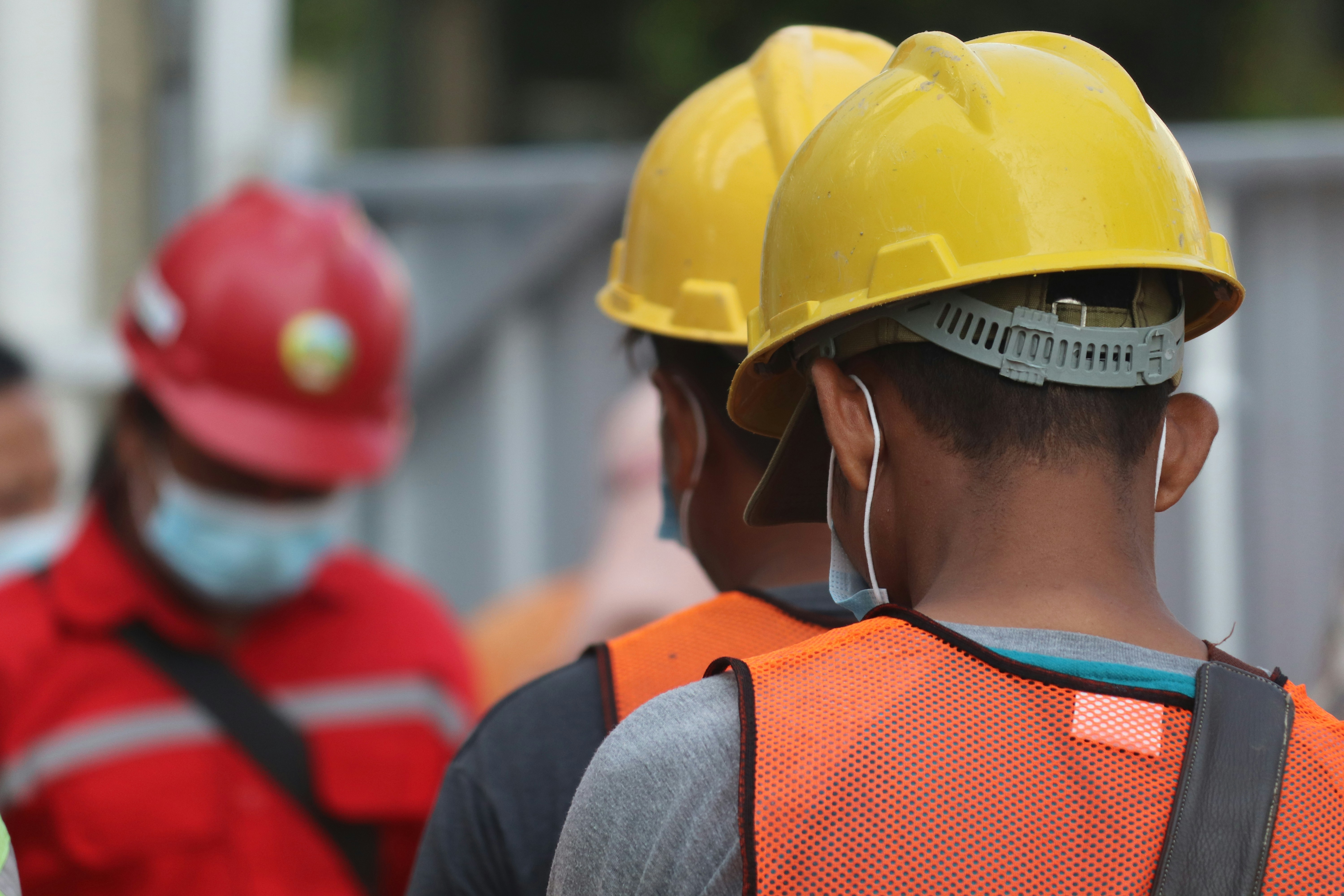 Espejismo de seguridad: Correlaciones espurias y desaprendizaje en VLM