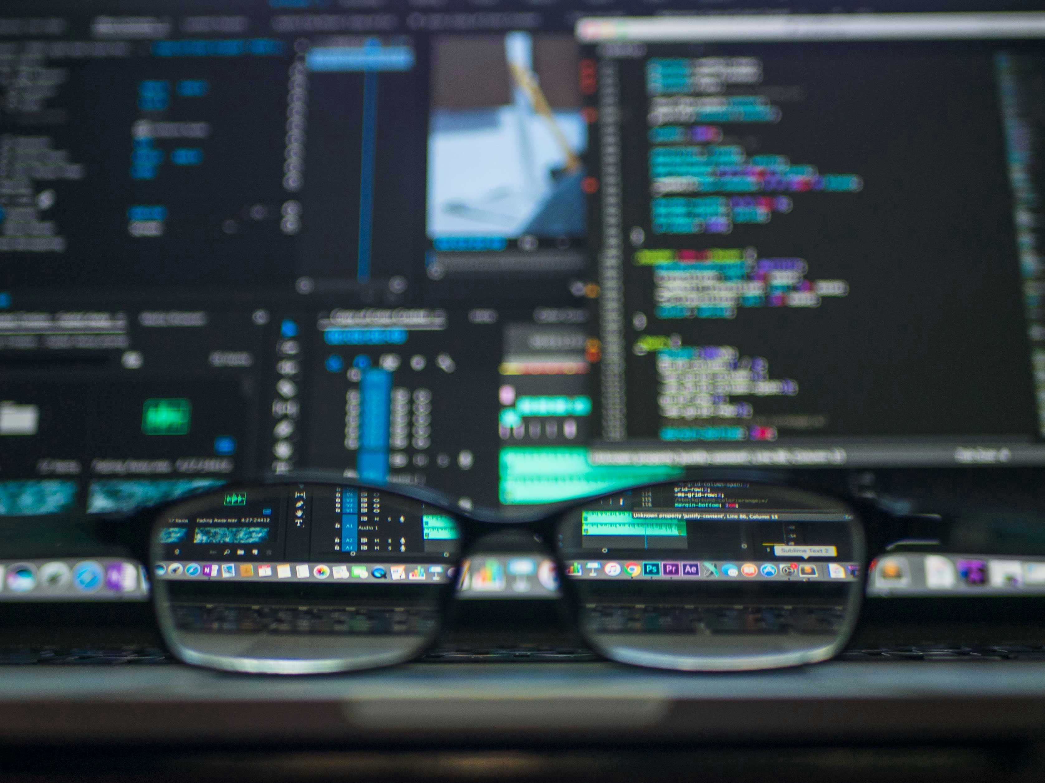 ¿Los servicios de programación de IA incluyen paneles o informes?