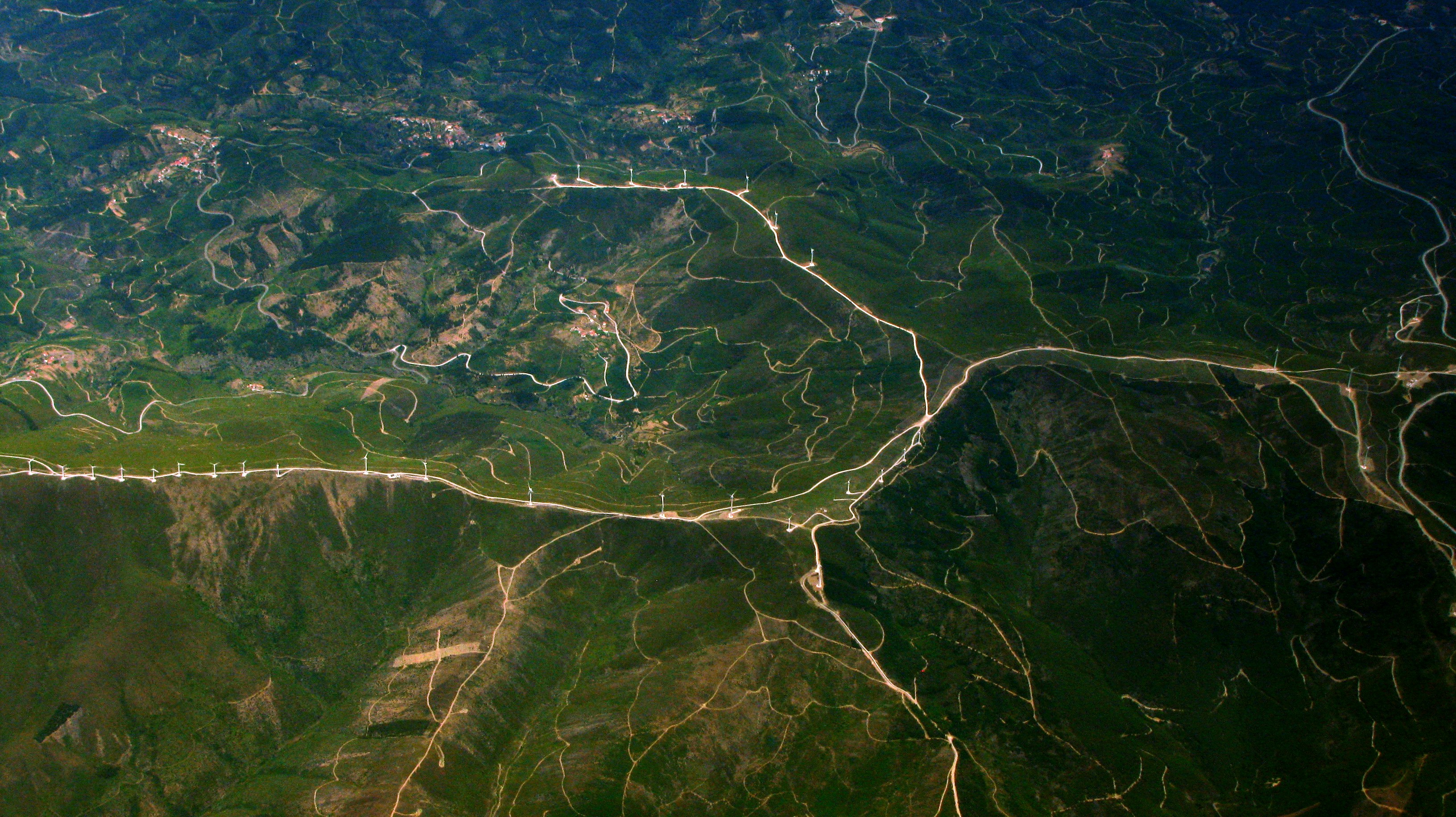 Síntesis eficiente de imágenes satelitales de alta resolución controlada por geometría