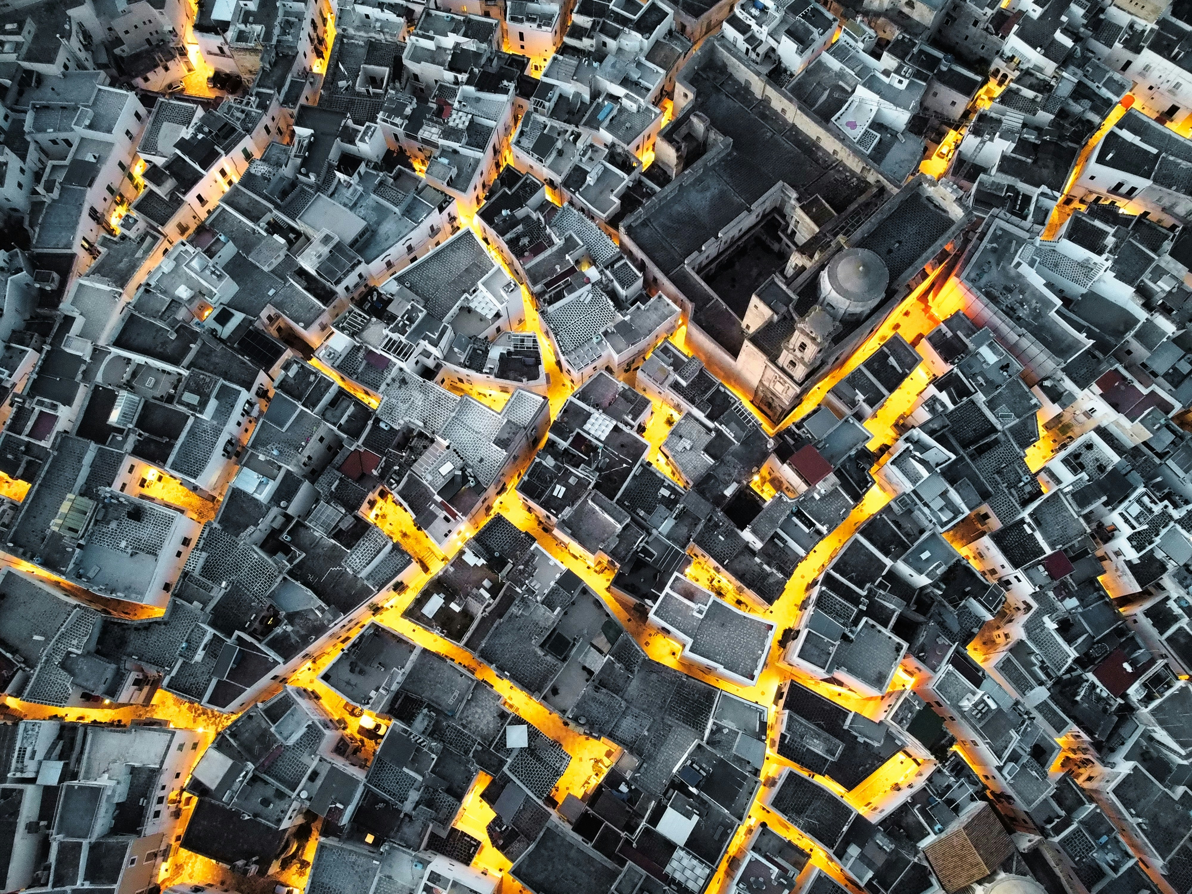 Skyfall-GS: Sintetizando escenas urbanas en 3D inmersivas a partir de imágenes satelitales